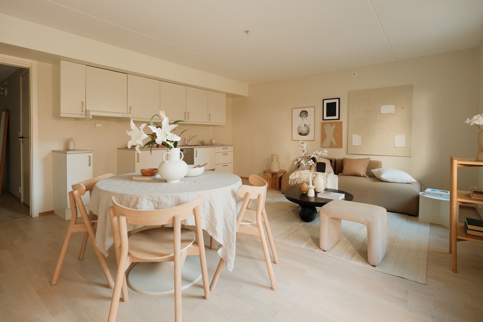 Leiligheten holder en moderne standard og oppleves innflytningsklar. Fra boligen er det kort avstand til alt av servicetilbud, samt parker og turområder. Galleribilde