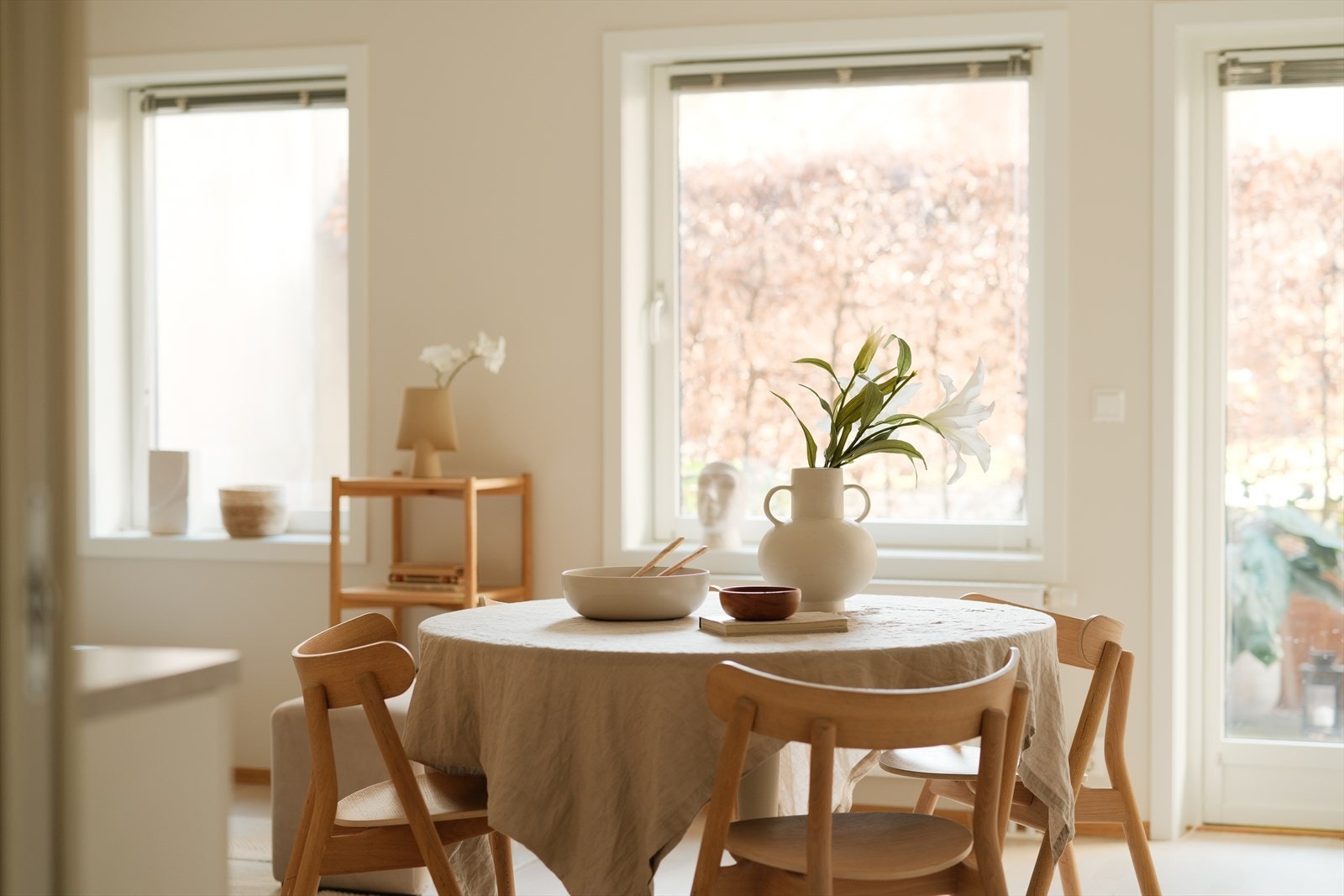 Mange store vindusflater mot markterrasse og indre gårdsrom. Galleribilde