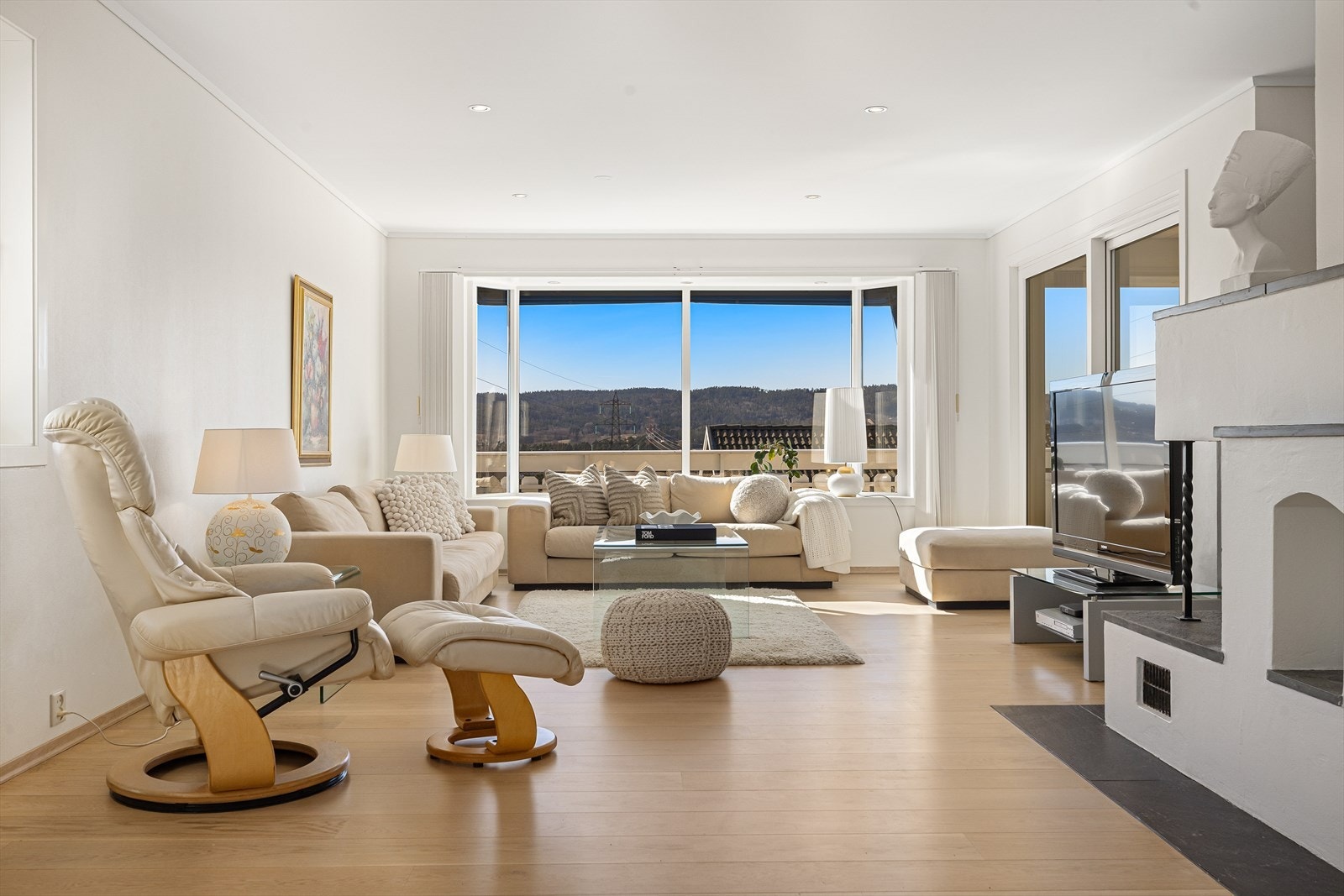 Stuen har flott romløsning, med naturlig sone for sofagruppe og rikelig med plass til flere sittegrupper Galleribilde