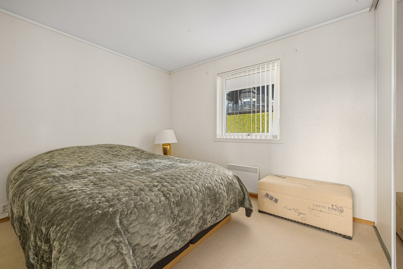 Soverom II har plass til dobbeltseng og er innredet med skyvedørsgarderobe Galleribilde