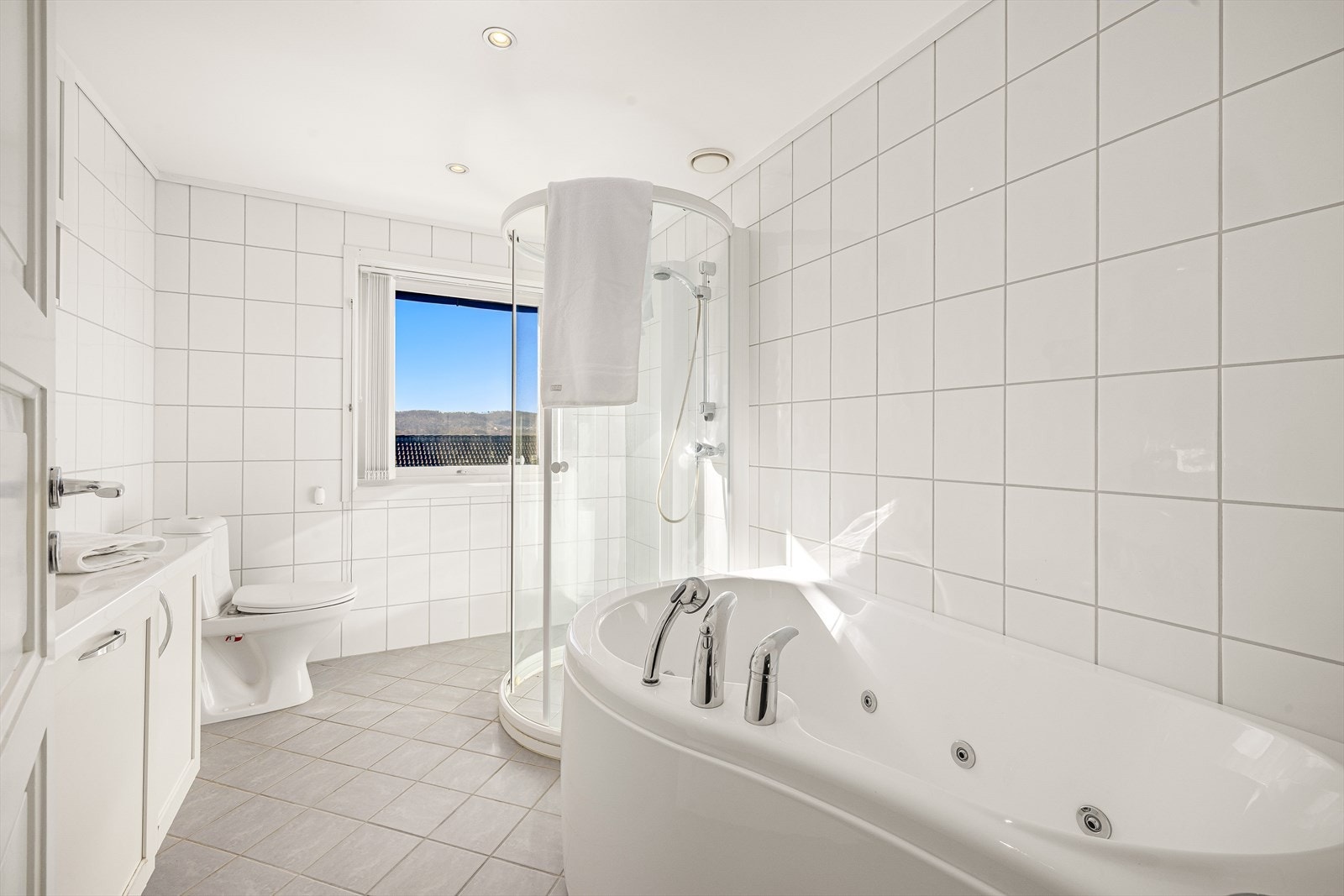 Denne flotte boligen har to baderom, samt separat toalettrom og vaskerom Galleribilde