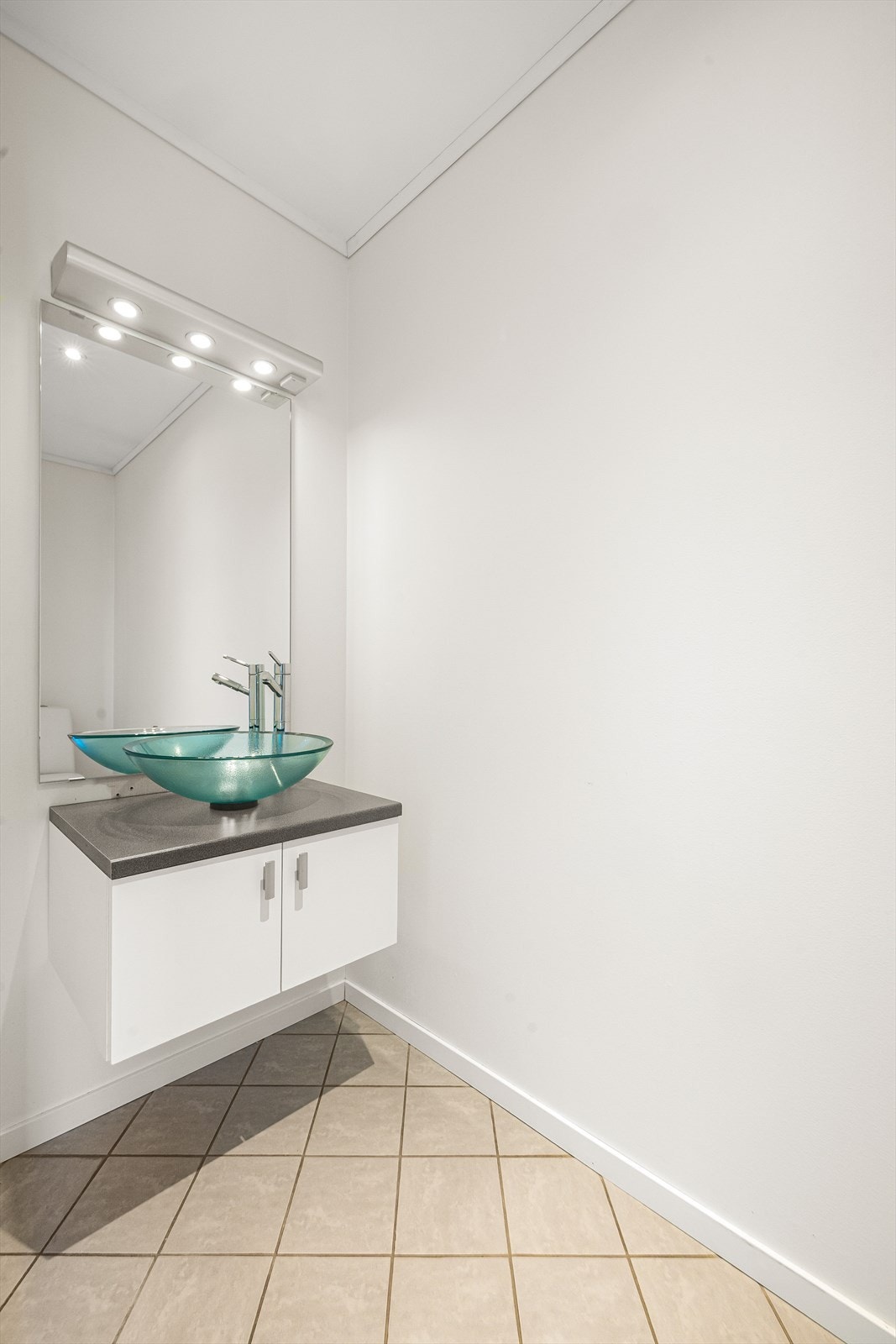 Fra entrè er det inngang til separat toalettrom med servant og gulvstående toalett Galleribilde