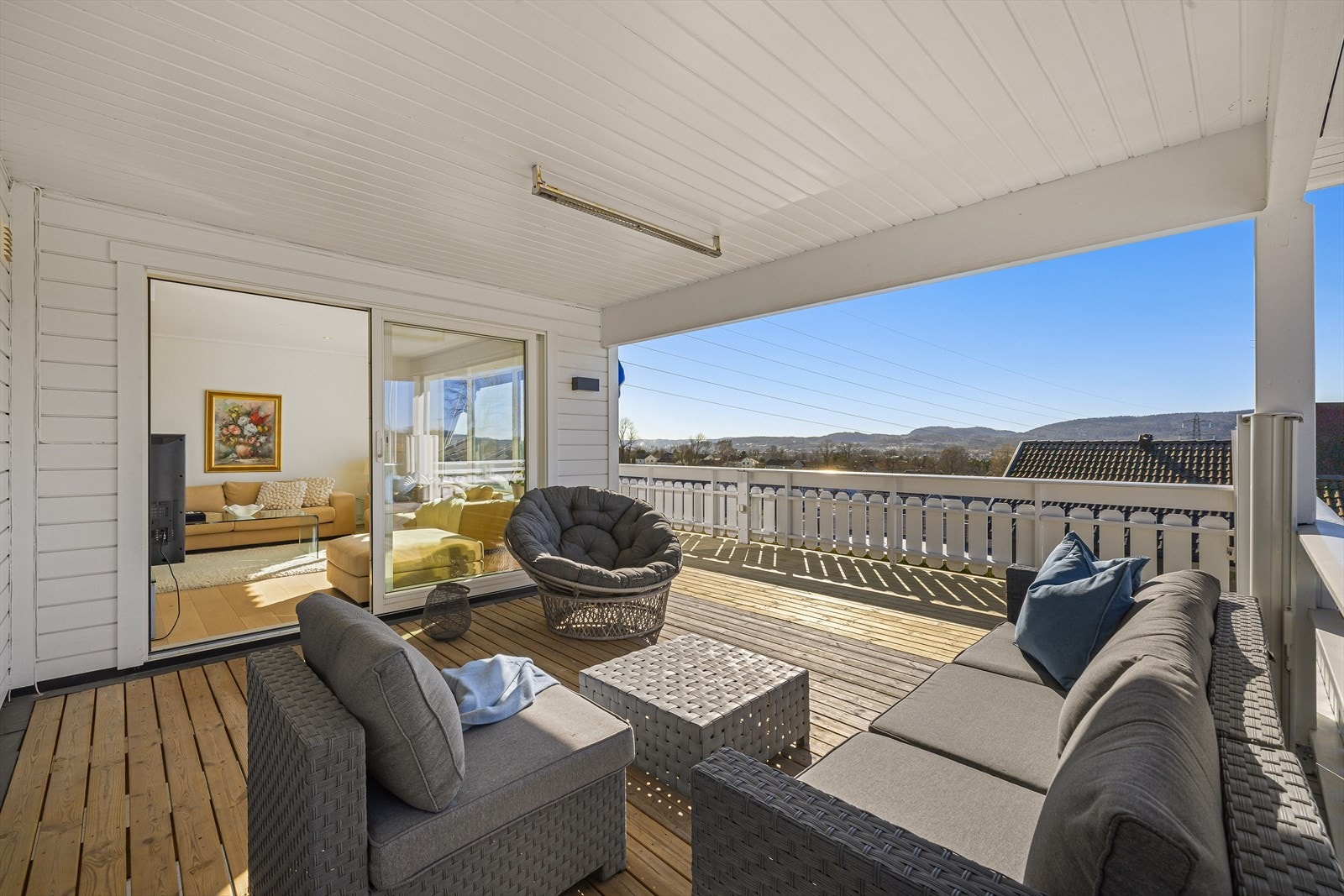 Fra stuen er det utgang til vestvendt veranda med god plass til flere sittegrupper Galleribilde