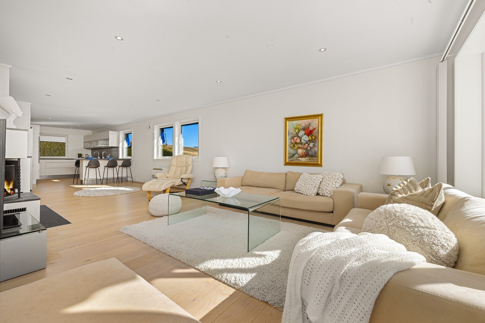 Fra stuen/spisestuen er det åpen løsning til lekkert og tidsriktig kjøkken Galleribilde