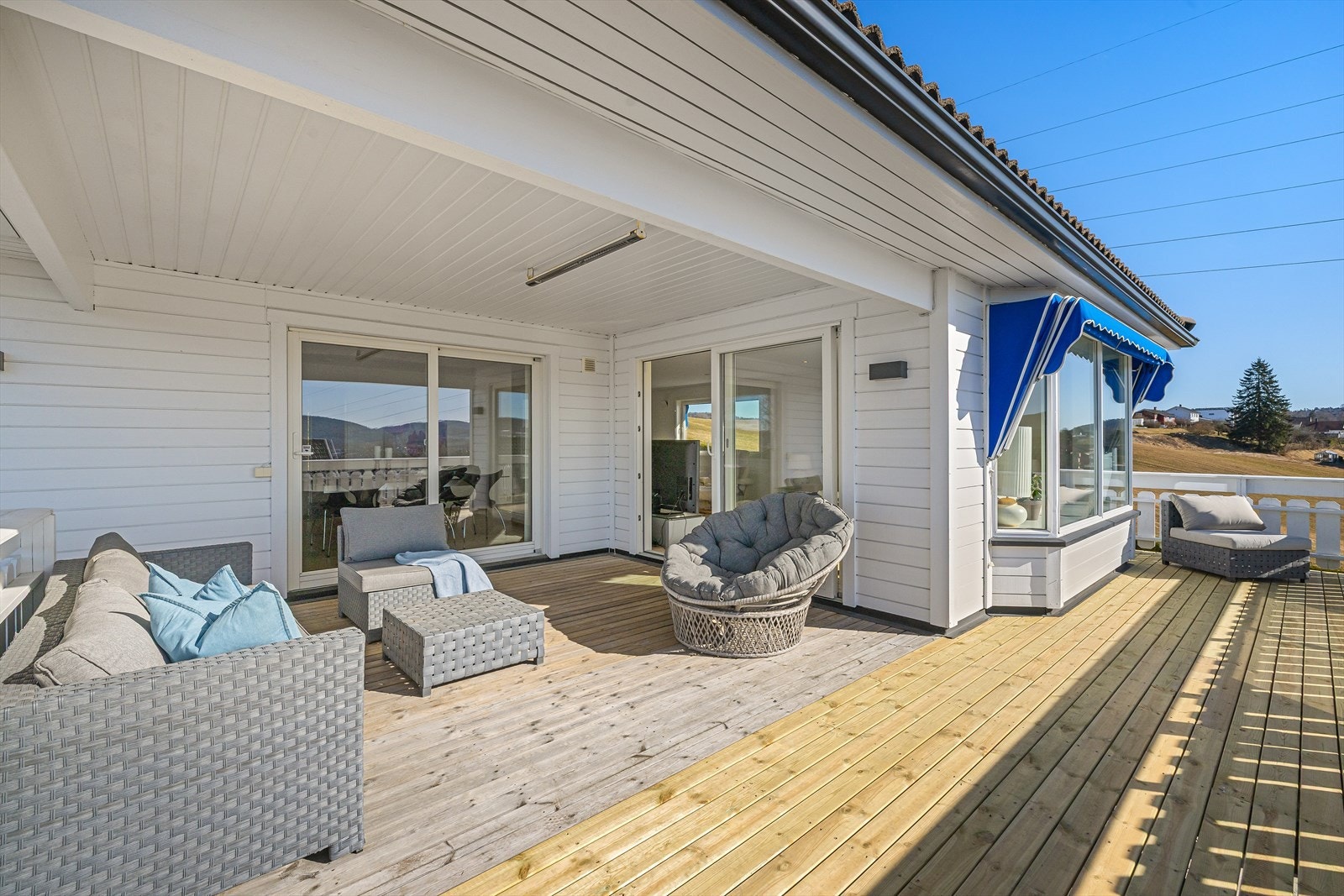 Det er god plass til flere sittegrupper på veranda Galleribilde