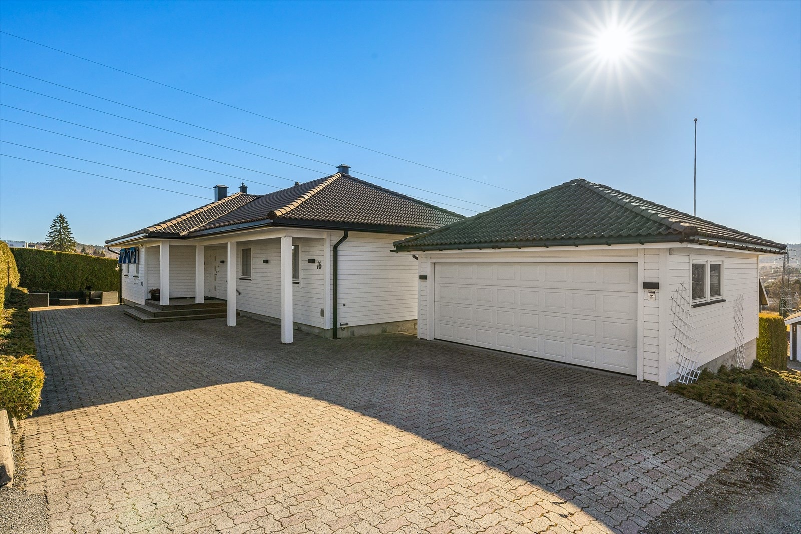 Det er svært gode parkeringsmuligheter i dobbel garasje og gårdsplass Galleribilde