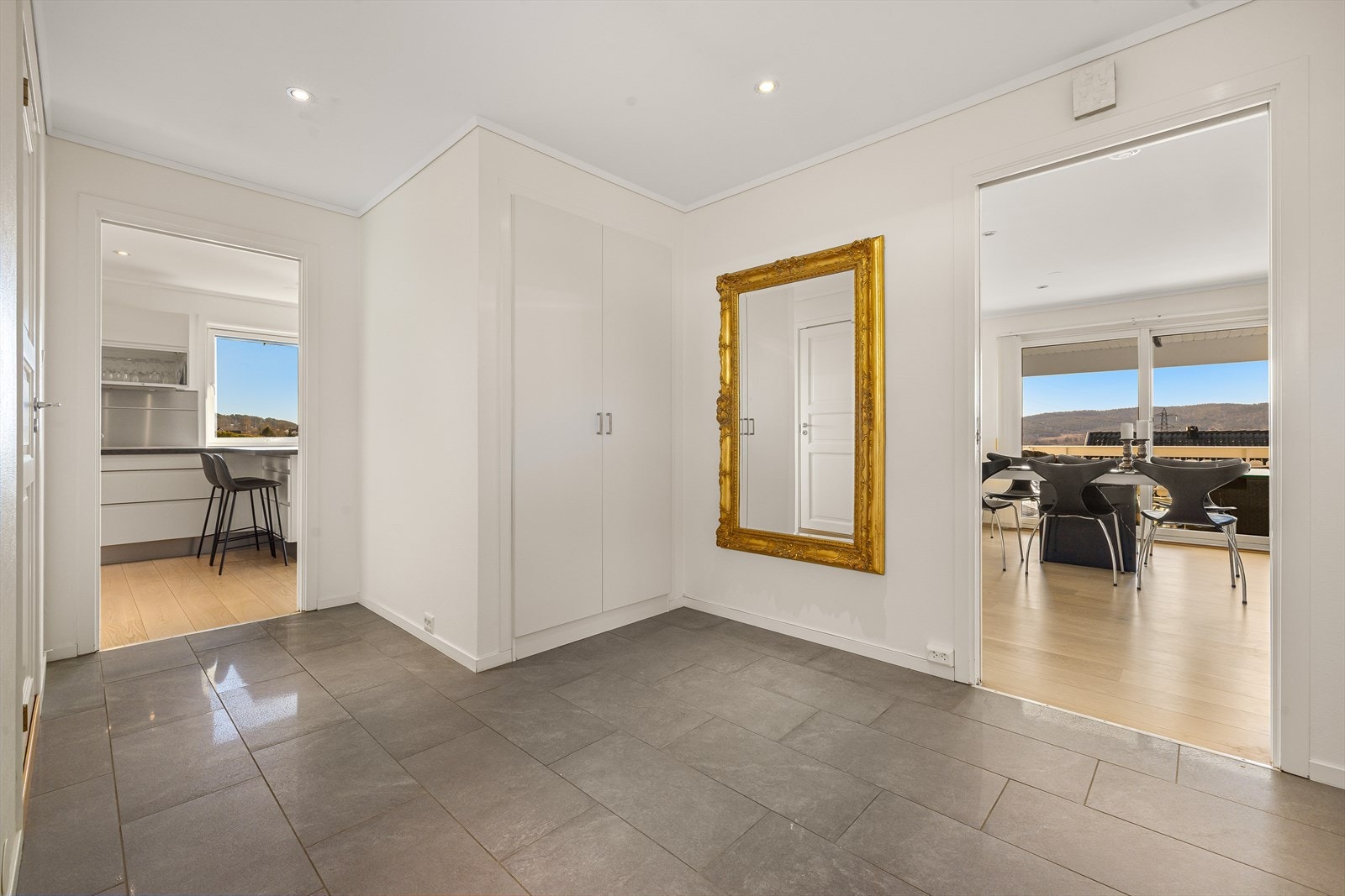 Romslig entrè med plassbygd garderobeskap Galleribilde