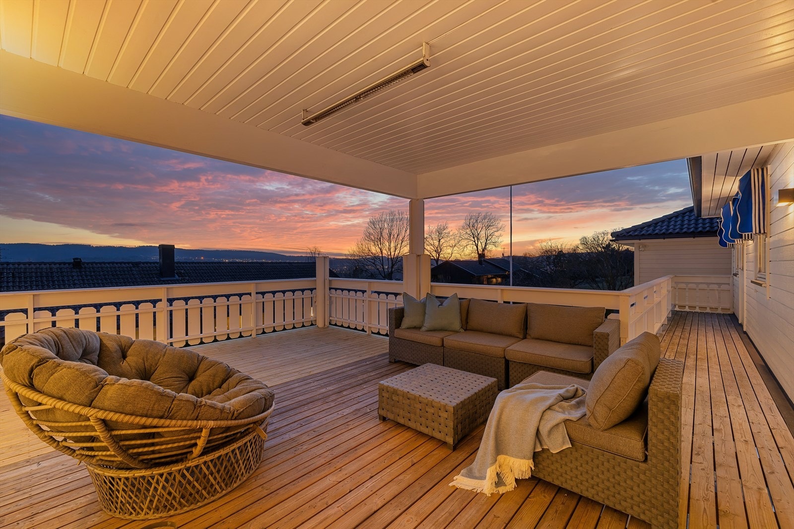 Fra stor vestvendt og delvis overbygget veranda kan man nyte fantastiske sol- og utsiktsforhold Galleribilde