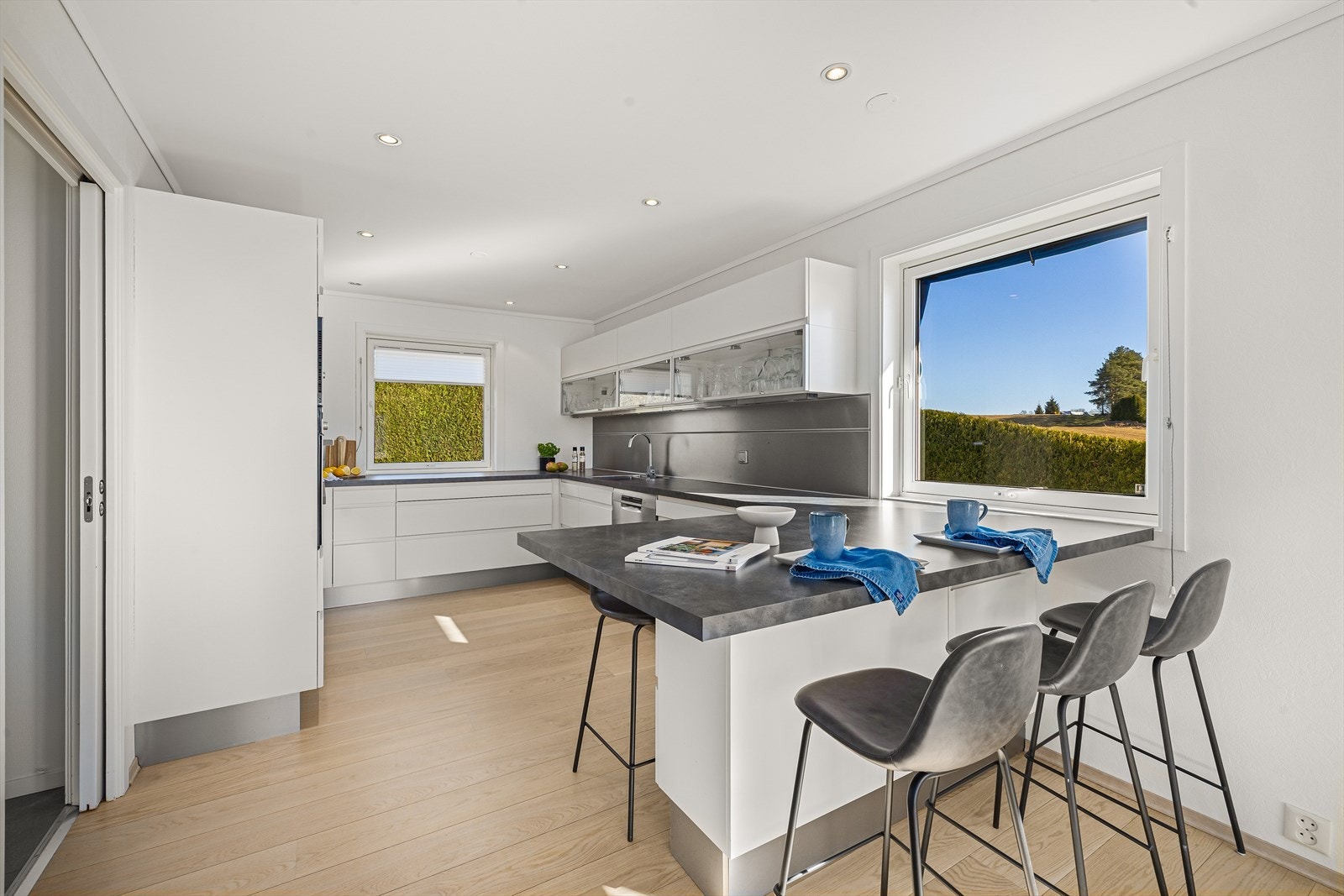 Innredningen har slette hvite fronter på over- og underskap samt høyskap Galleribilde