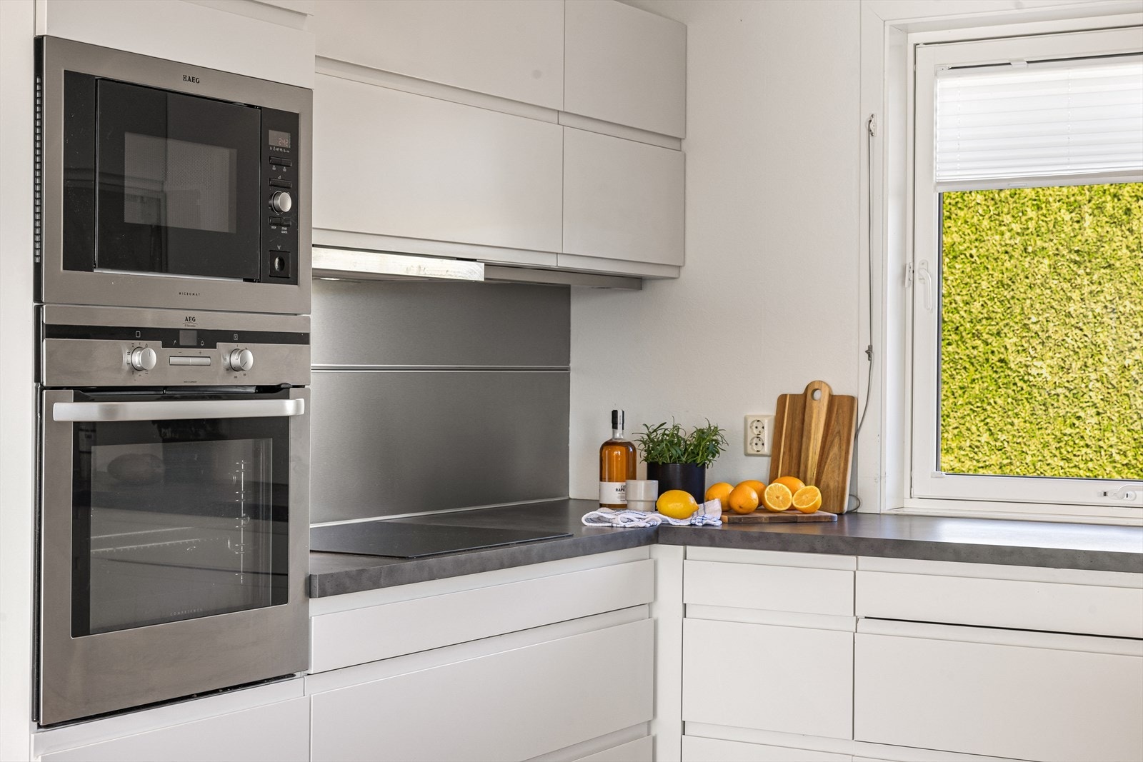 Integrerte hvitevarer som medfølger: stekeovn, mikro og platetopp Galleribilde