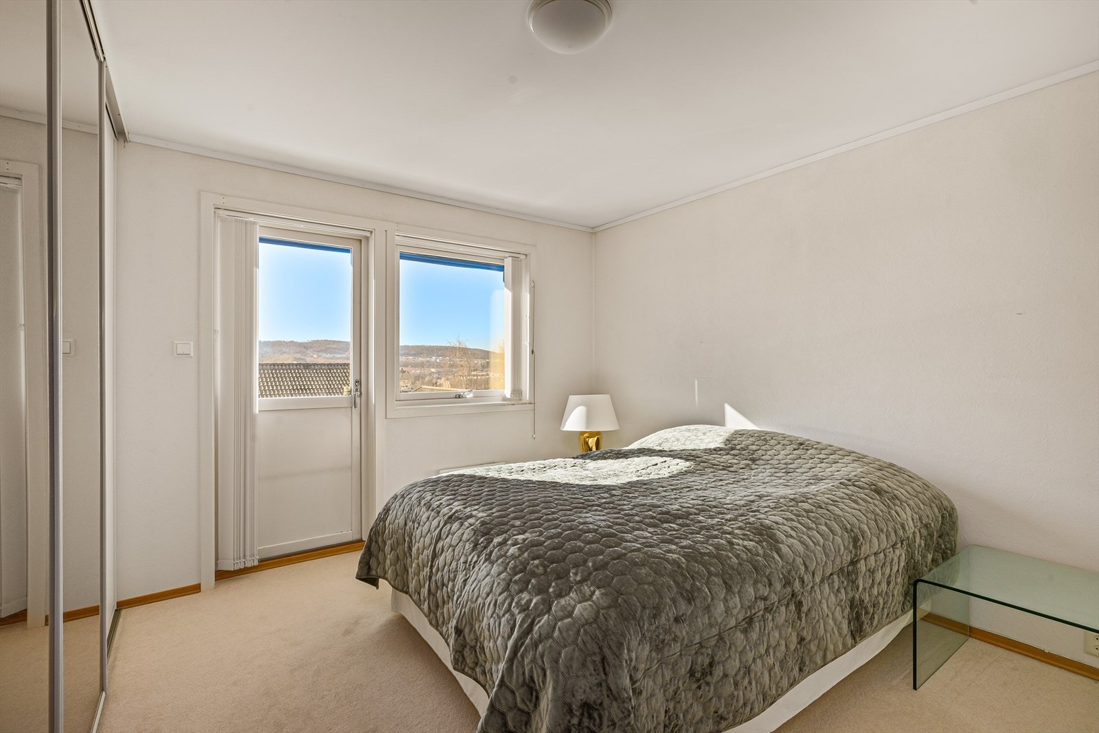 Hovedsoverommet er innredet med skyvedørsgarderobe og har utgang til veranda Galleribilde