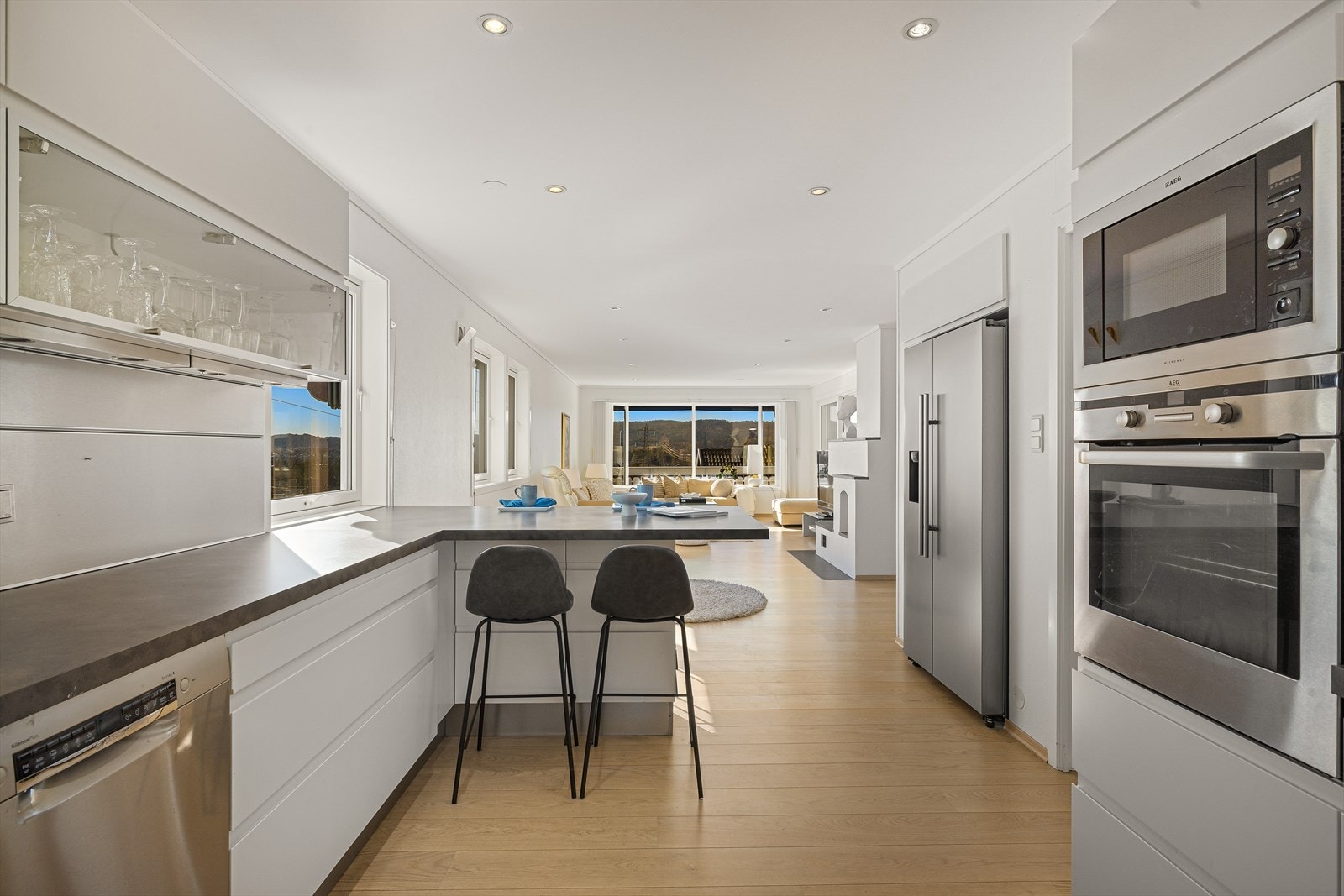 Kjøkkenet ligger i en sosial åpen løsning mot stuen Galleribilde