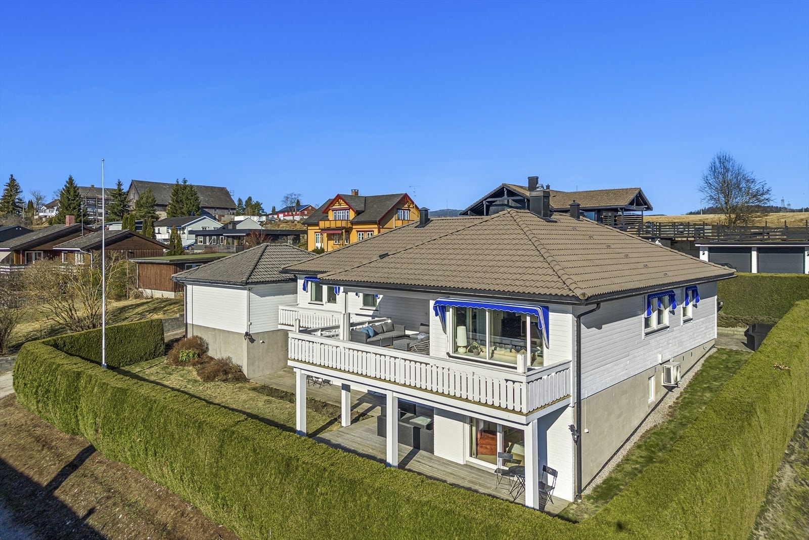 Solrik skjermet hage uten innsyn fra naboer Galleribilde