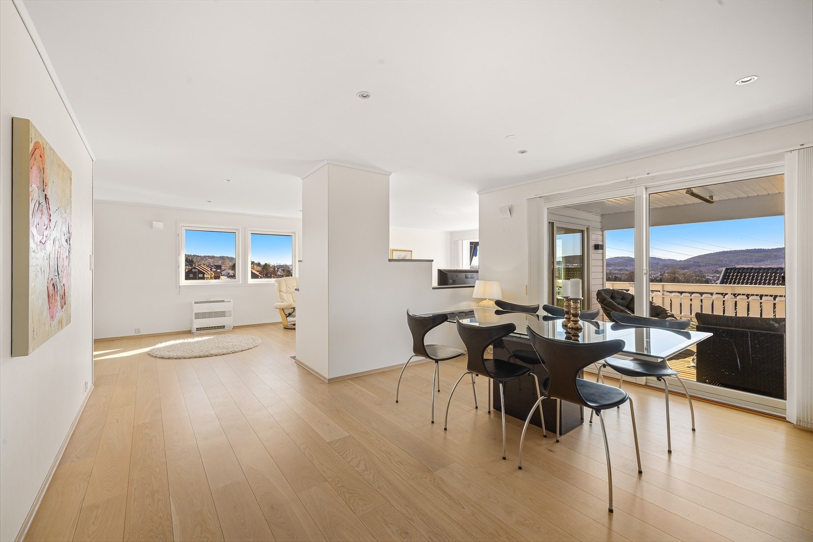 Spisestue ligger i en egen hyggelig nisje/vinkel, med god plass til stort langbord Galleribilde