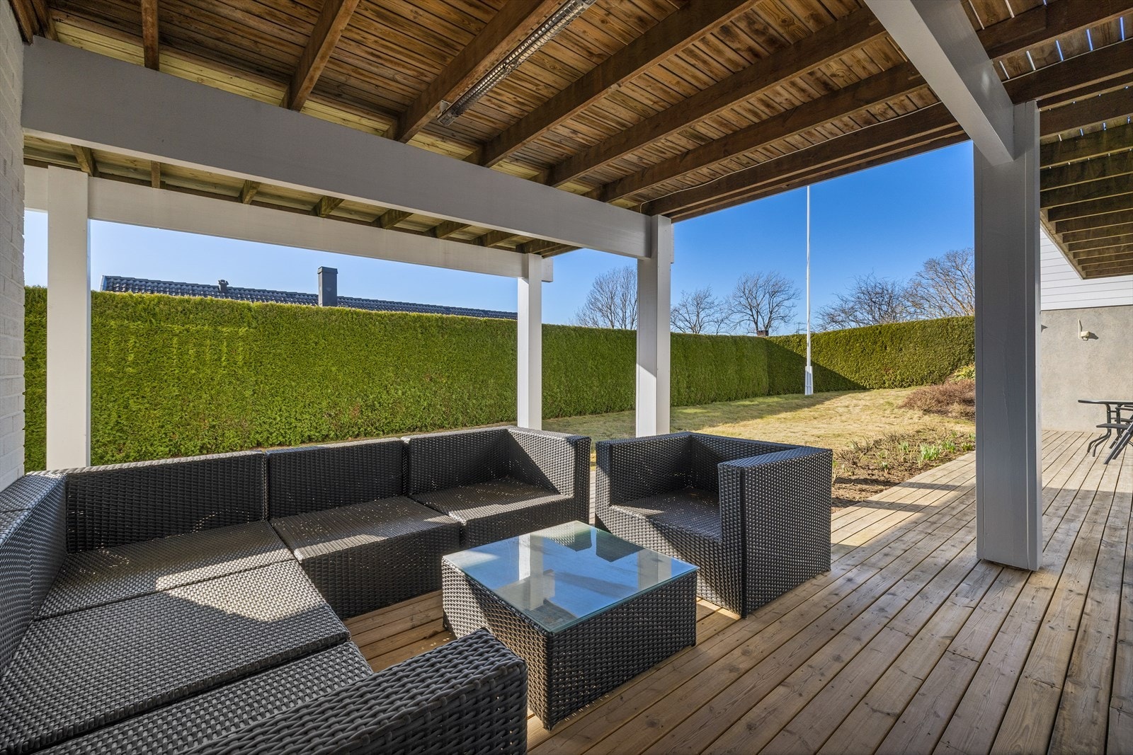 Flere verandaer, terrasser og skjermede uteområder hvor solen kan nytes far tidlig morgen til sen kveld Galleribilde