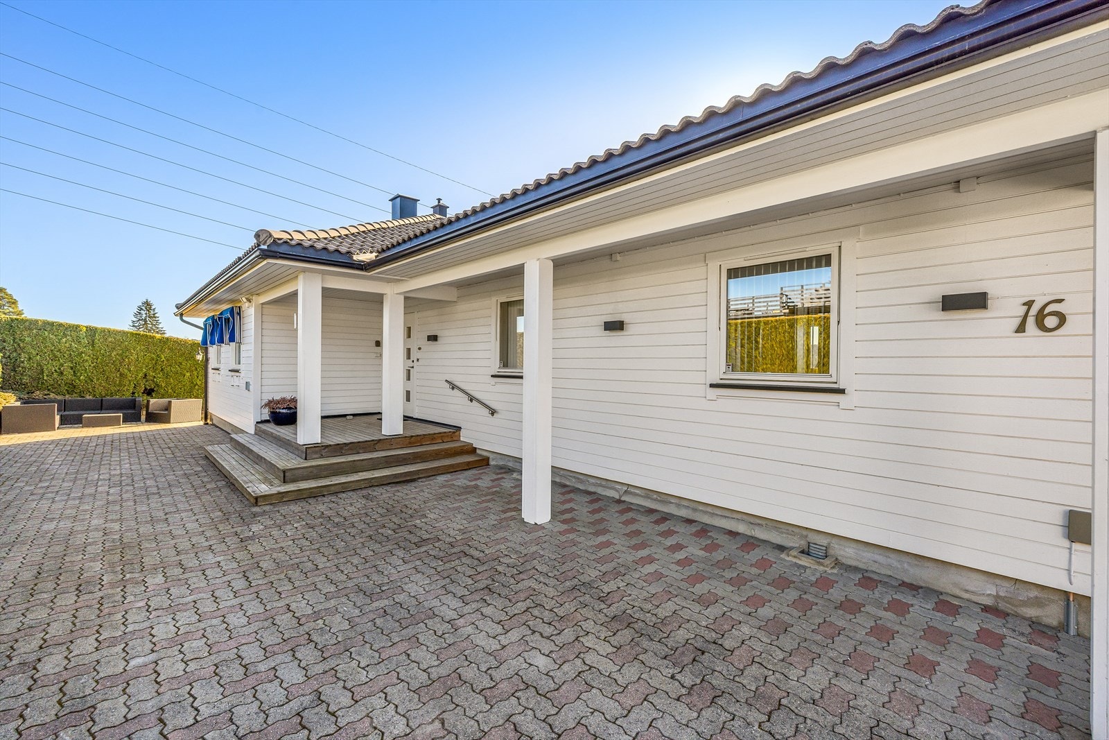 Uteområdet er meget pent opparbeidet med plen og belegningsstein i gårdsplass Galleribilde