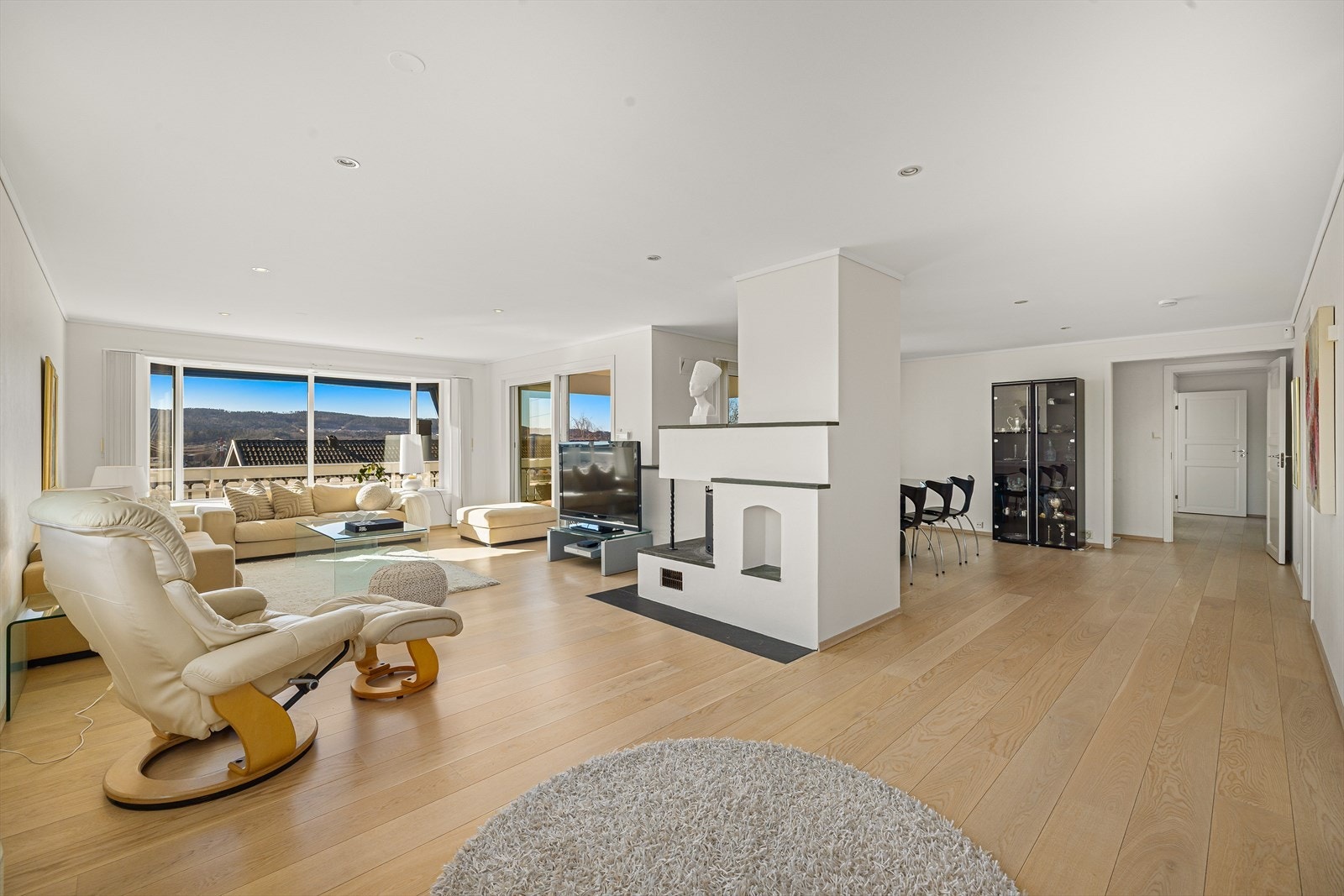 Fra romslig entrè kommer man inn til lun og innbydende stue/spisestue, med fantastisk utsikt via store vindusflater Galleribilde