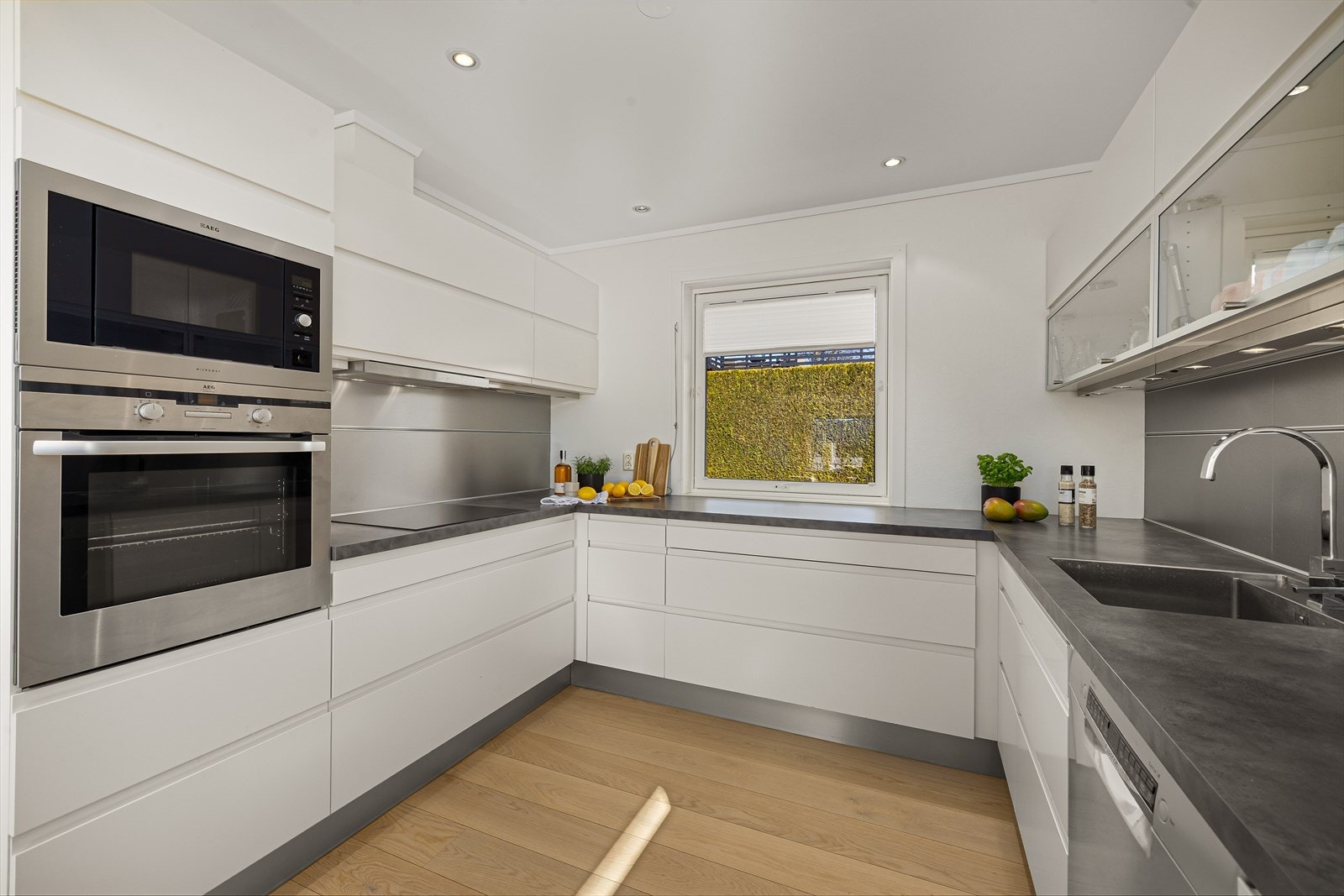 Det er meget god oppbevaringsplass i innredning og rikelig med arbeidsplass på laminert benkeplate Galleribilde