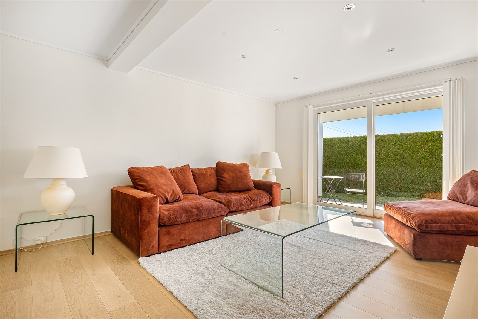 Fra dette rommet er det utgang til skjermet platting og hageområdet Galleribilde