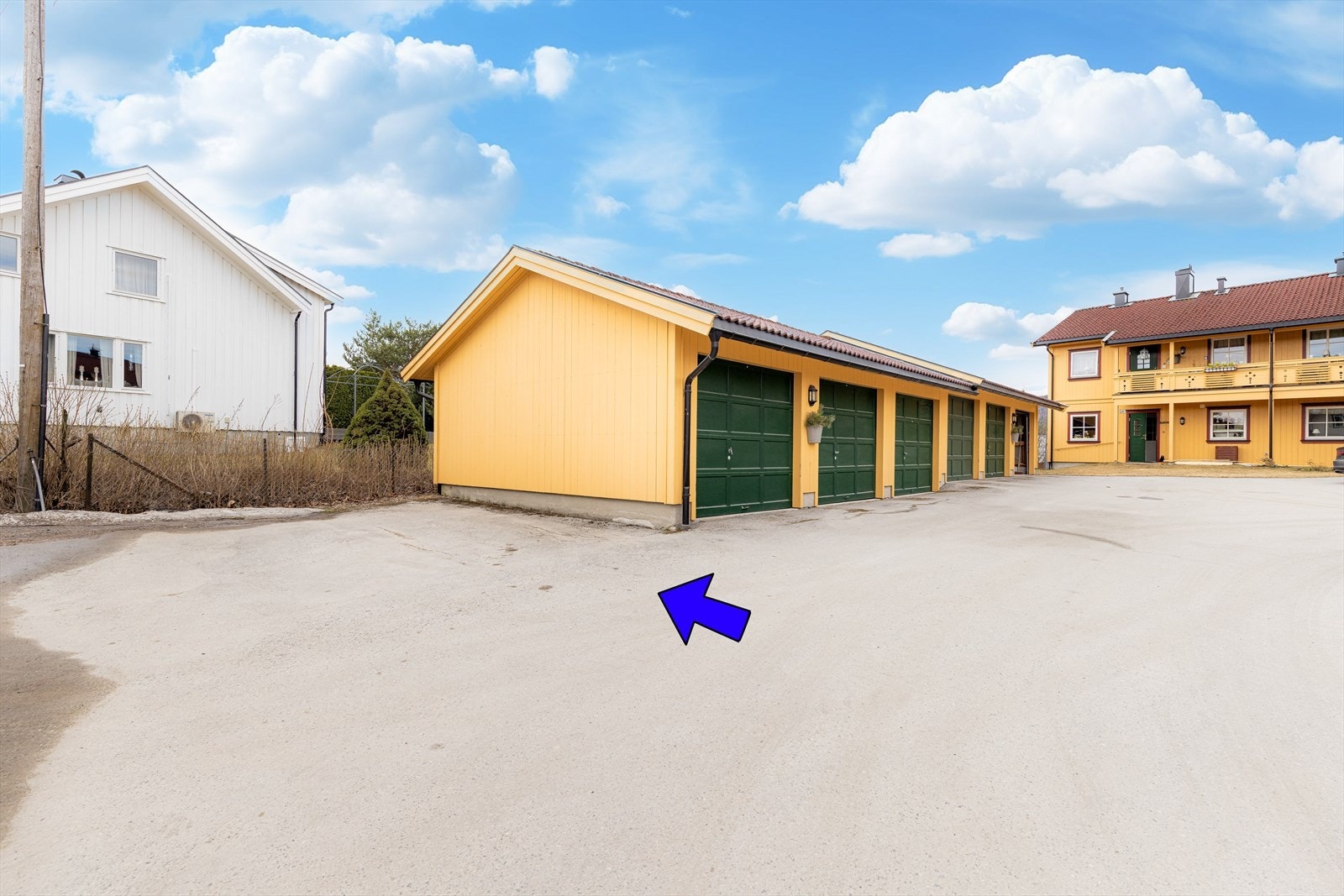 Boligen disponerer en parkeringsplass, på enden av garasjeanlegget, ut mot vegen. Galleribilde