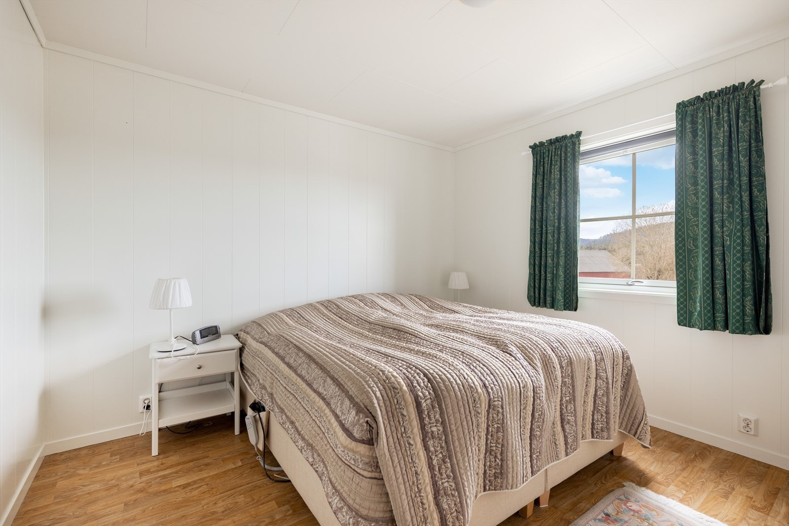 I boligen er det to pene soverom med garderobeskap. Galleribilde