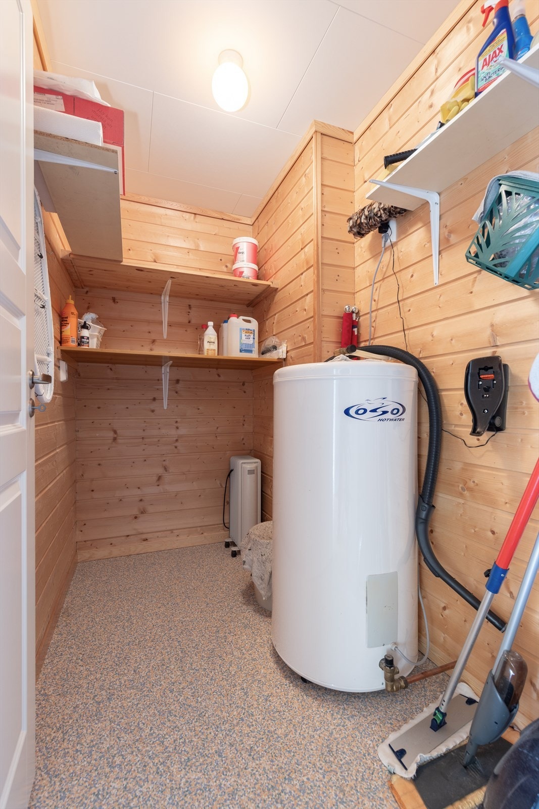 Boligen har også en praktisk innvendig bod med fastmonterte hyller og plass til oppbevaring. Varmtvannstank på ca. 200l av type Oso er også plassert her. Galleribilde