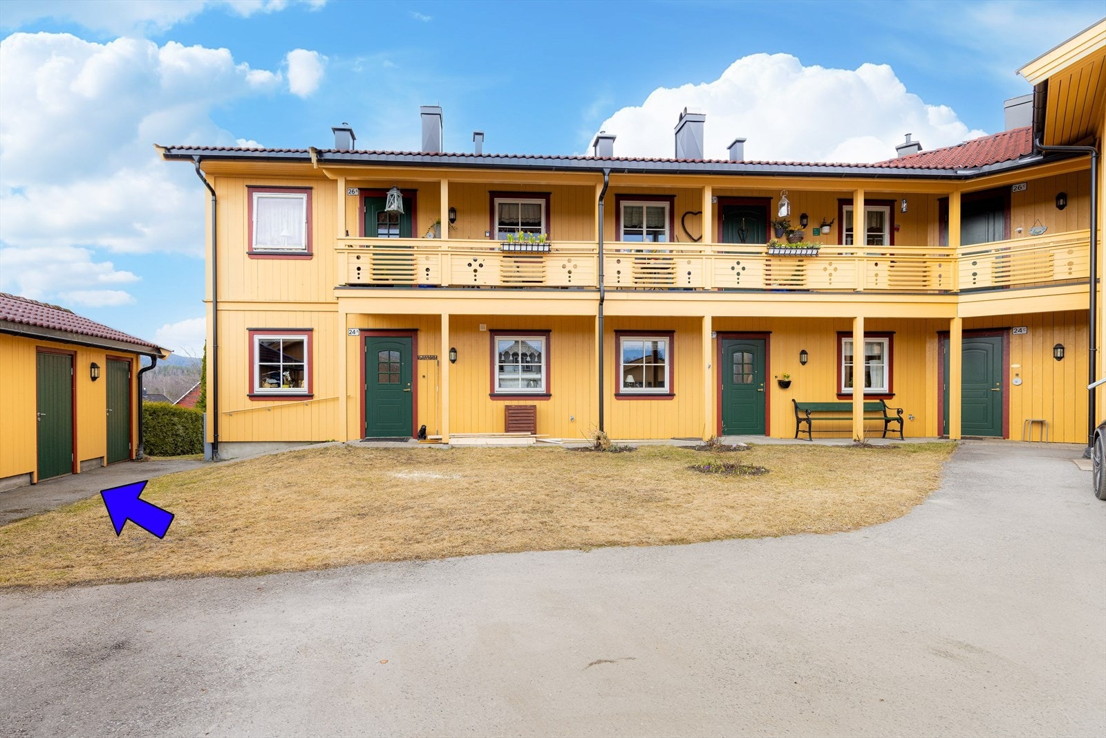 Like ved inngangspartiet ligger den utvendige boden, som er en tilleggsdel til boligen iht. seksjoneringsbegjæringen. Boden er 5 kvm stor. Galleribilde