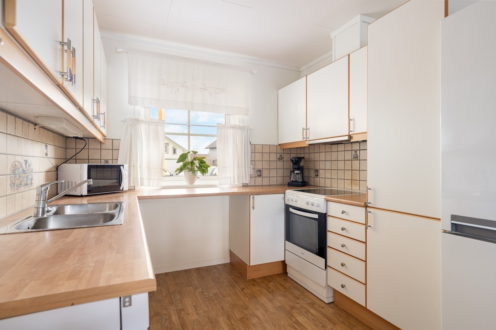 Det er ventilator med avtrekk ut og avsatt plass til kjøleskap, komfyr og oppvaskmaskin. Selger opplyser i egenerklæring at ventilatoren er defekt. Galleribilde