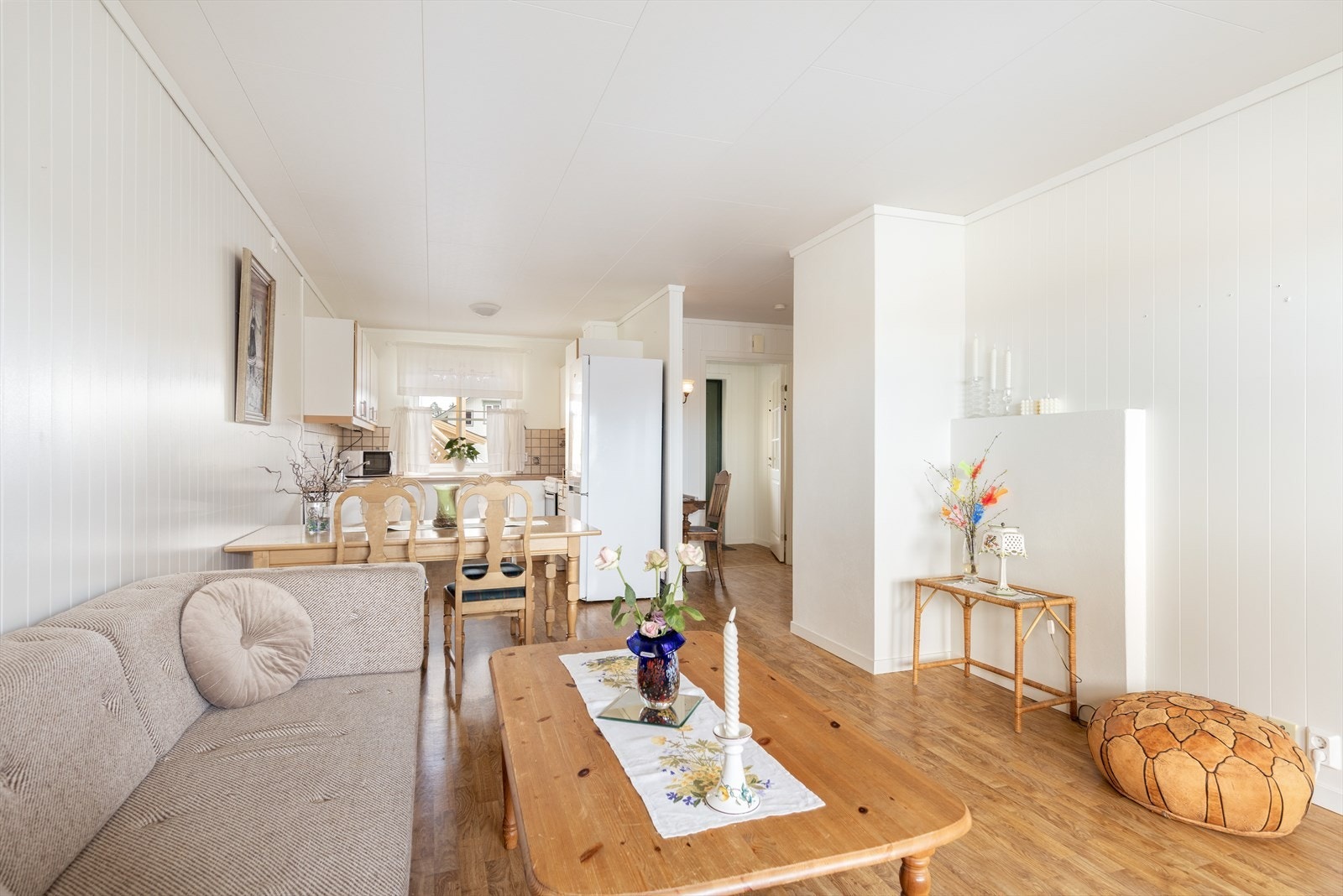 Det er åpen løsning mellom stuen og kjøkkendelen. Galleribilde