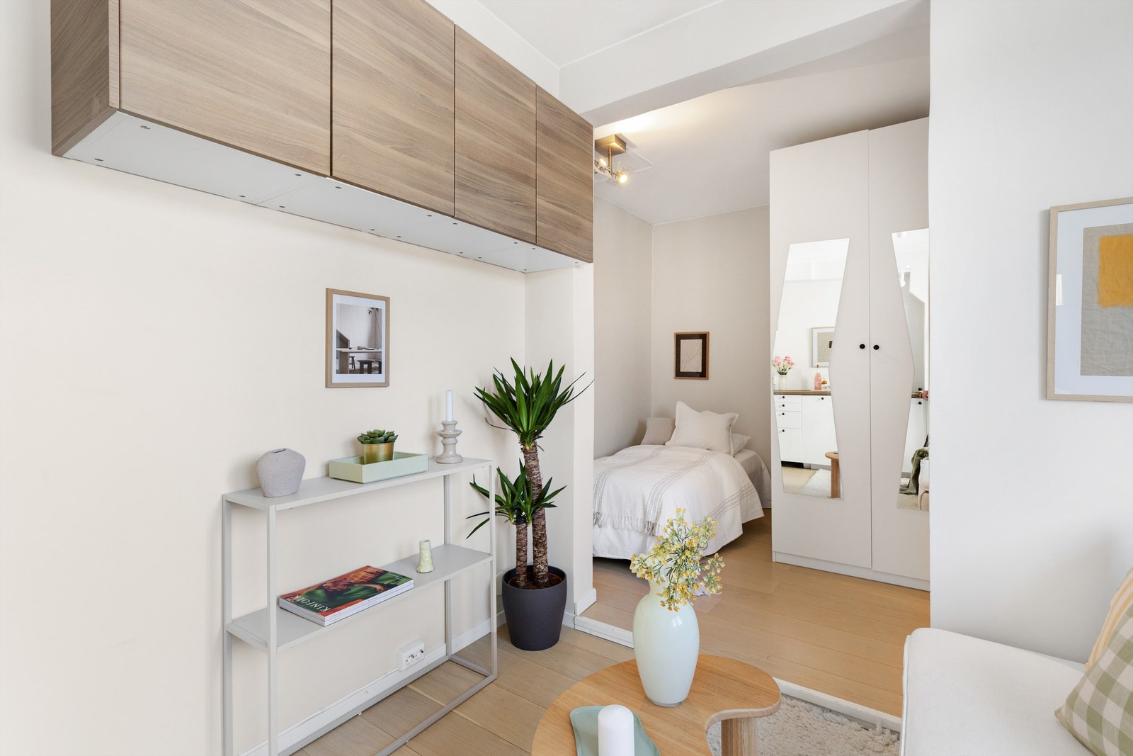 Det er også øvrig oppbevaringsplass i praktiske og stilfulle høyskap. Boligens sovealkove er holdt i en separat sone. Galleribilde