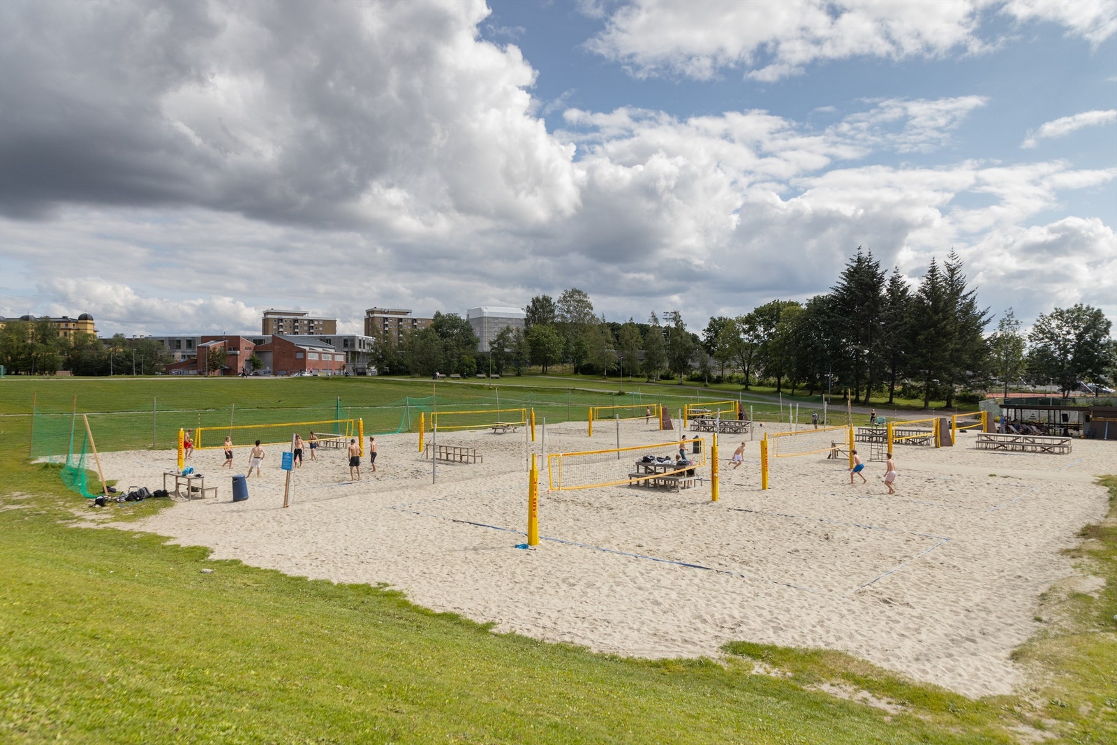 Voldsløkka sandvolleyballbaner med åtte flotte volleyballbaner. Dette er den perfekte plassen å ta en kamp med venner eller familie. Banene er gratis og bruke enten det er profesjonelt eller litt mer avslappet. Galleribilde