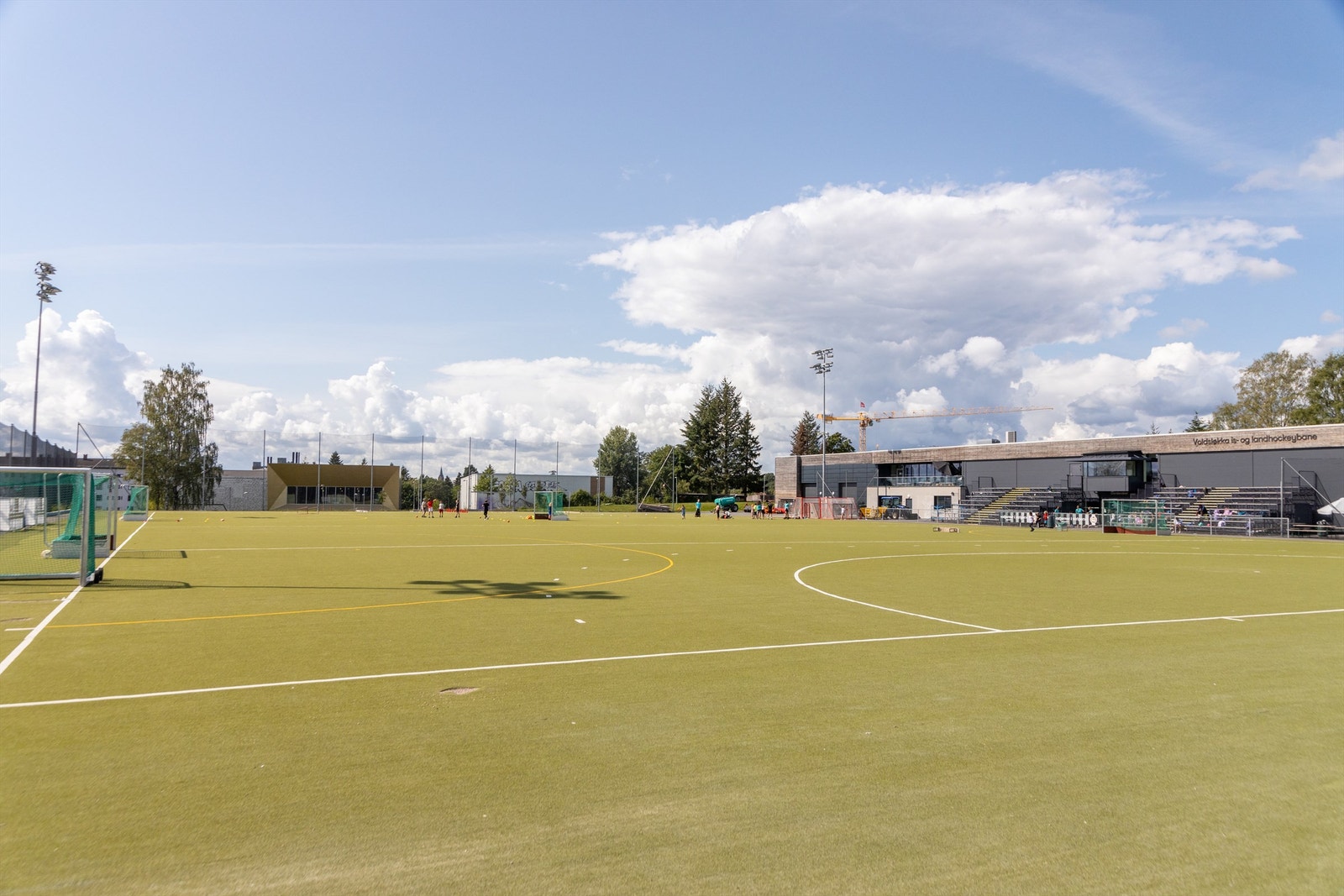 Voldsløkka kunstis- og landhockeybane som er isbelagt fra November hvis kuldegradene holder seg negative over tid. Galleribilde