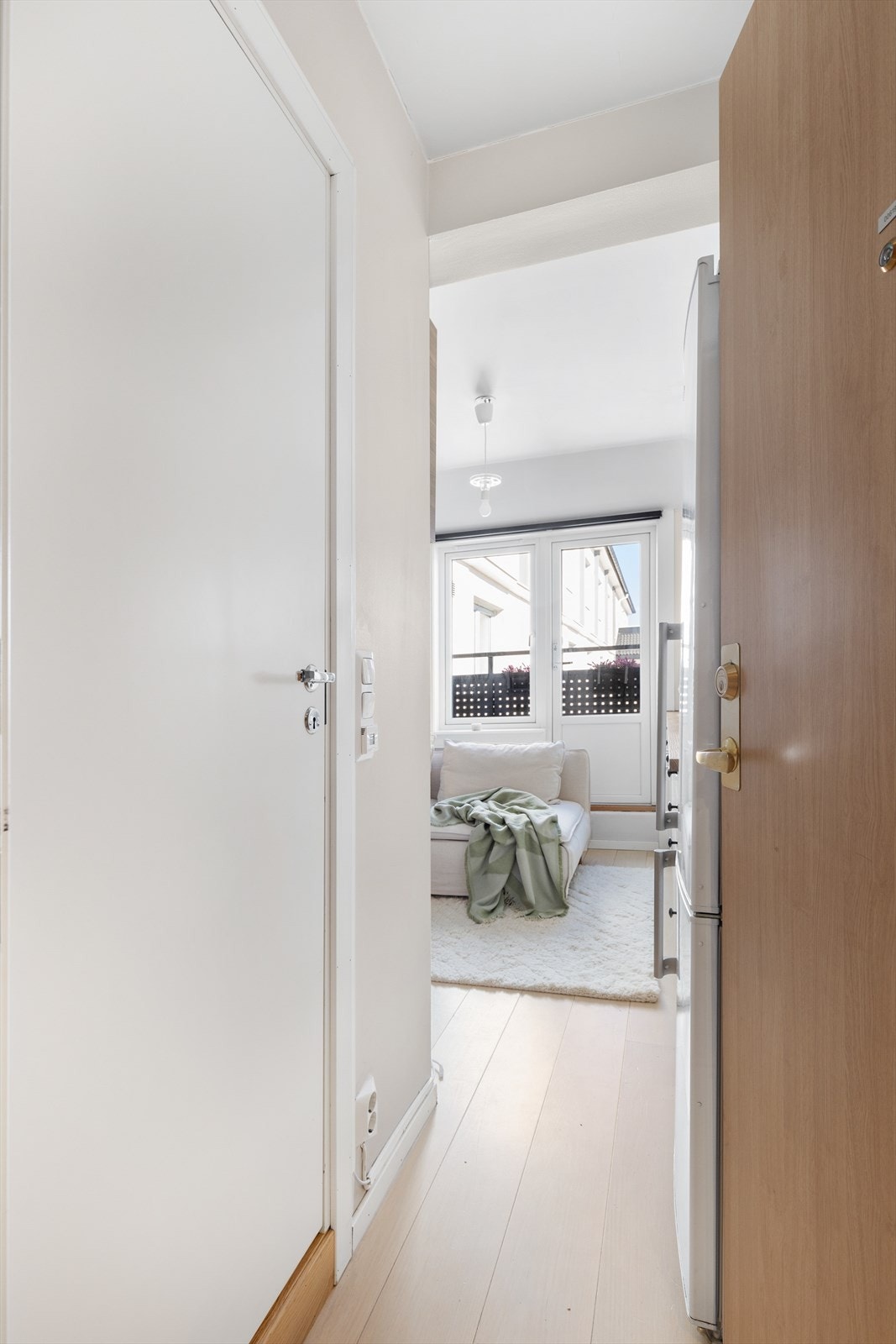 Entreen med adkomst til rommene i boligen. Galleribilde