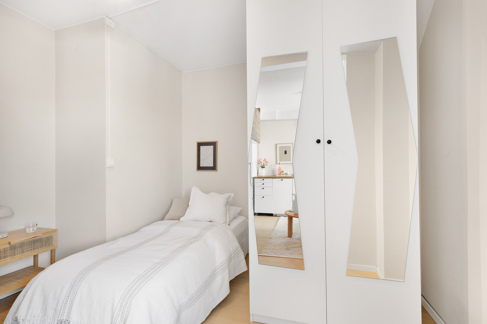 Den lune sovealkoven gir en naturlig adskilt soveplass, samtidig som du får en praktisk inndeling av boligen. Galleribilde