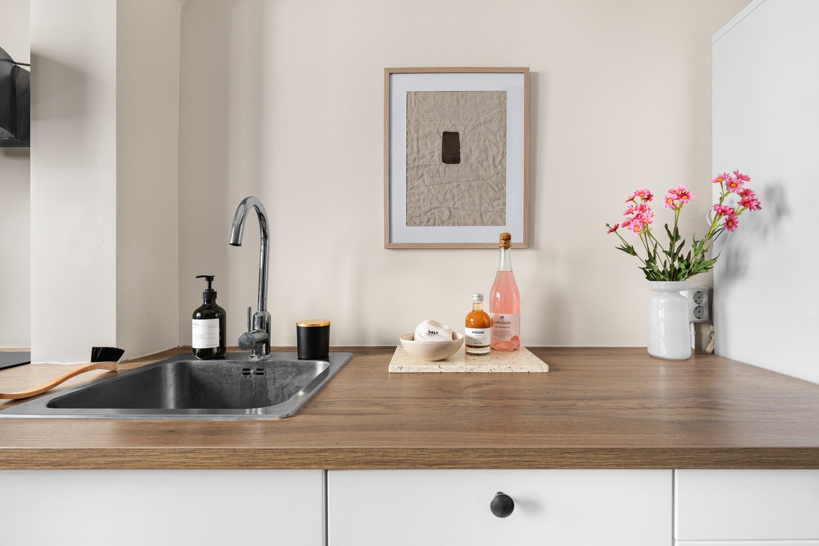 Her er det godt med benkeplass til å tilberede gode måltider, og det er mye plass til oppbevaring i både skuffer og skap. Galleribilde