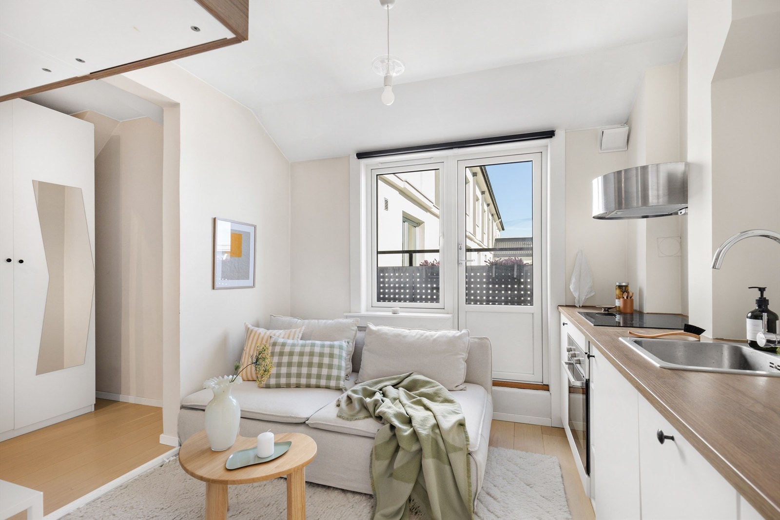 Stuen er lys og luftig med en generøs takhøyde på ca. 2,5 meter. Herfra er det også utgang til en sjarmerende balkong! Galleribilde