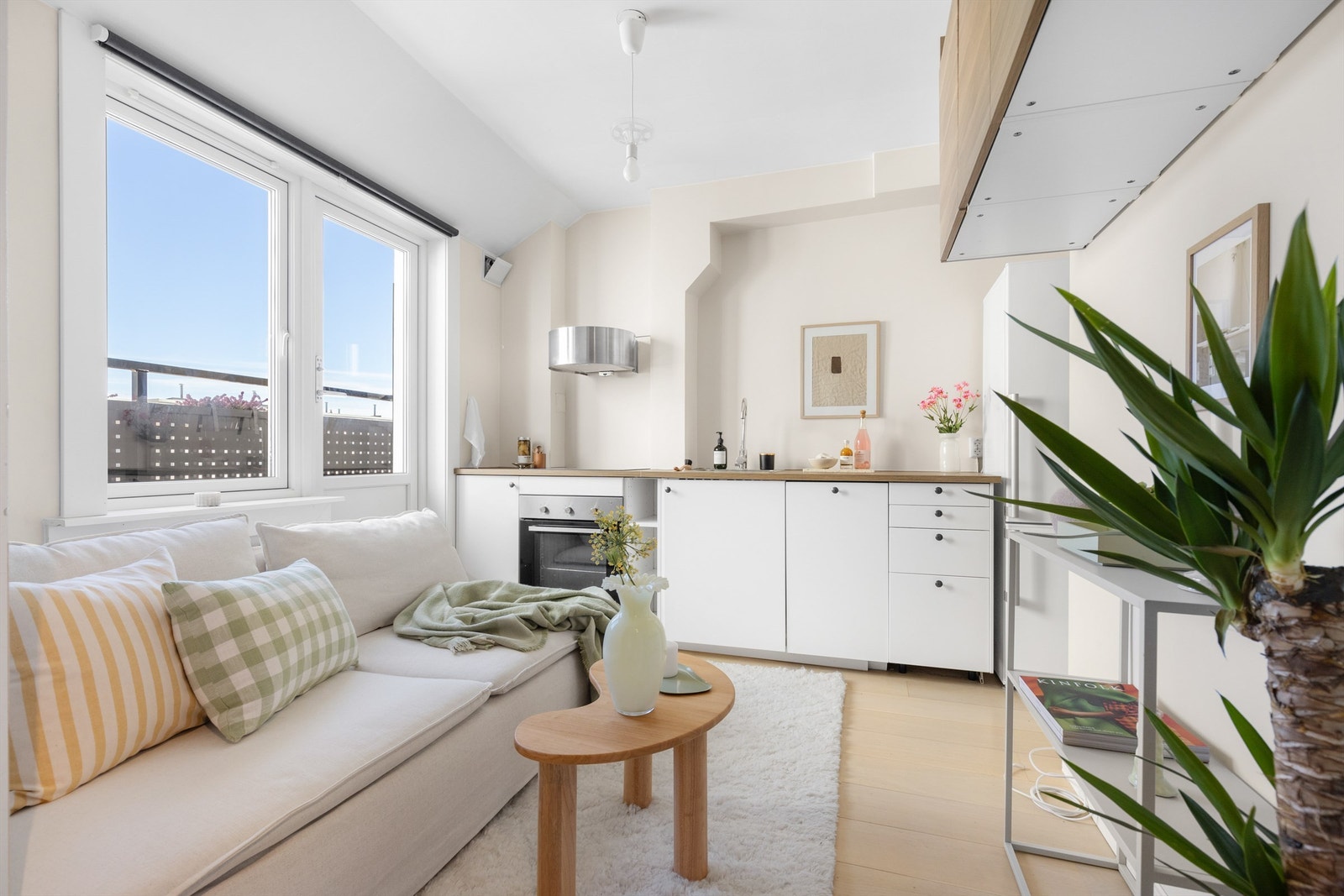 Kjøkkenet er holdt i en åpen løsning mot stuen og gjør at rommet føles stort og åpent. Galleribilde