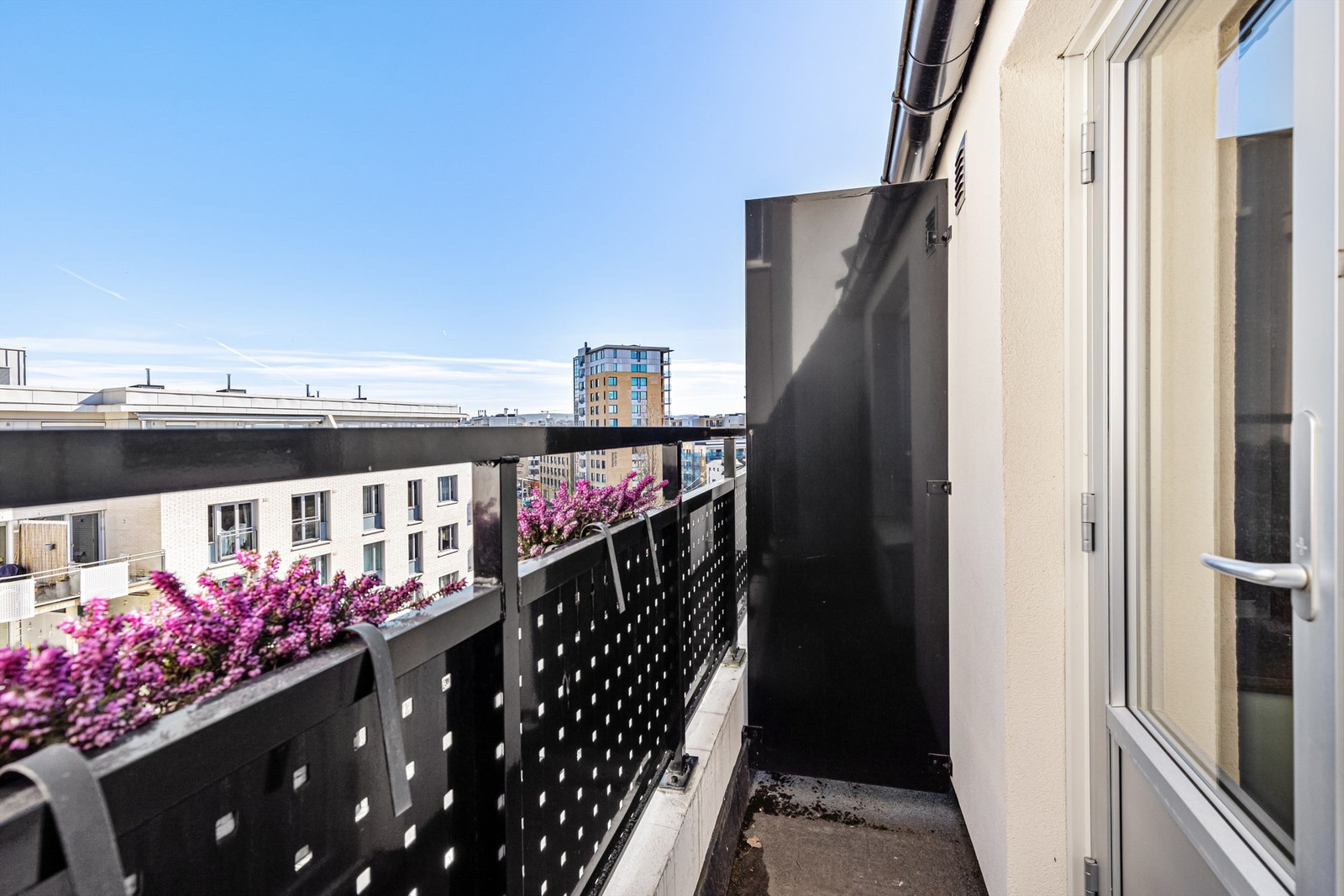 Her er det fin utsikt mot området, og balkongen blir på årets varmere dager en fin forlengelse av stuen. Galleribilde