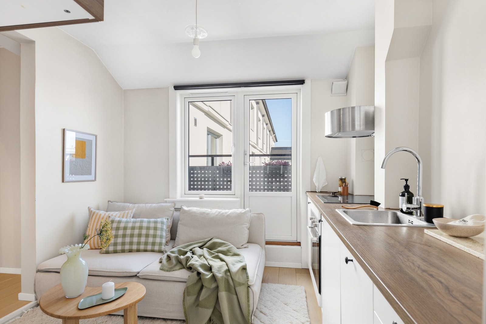 De store vindusflatene slipper inn rikelig med dagslys og skaper en luftig romfølelse. Galleribilde