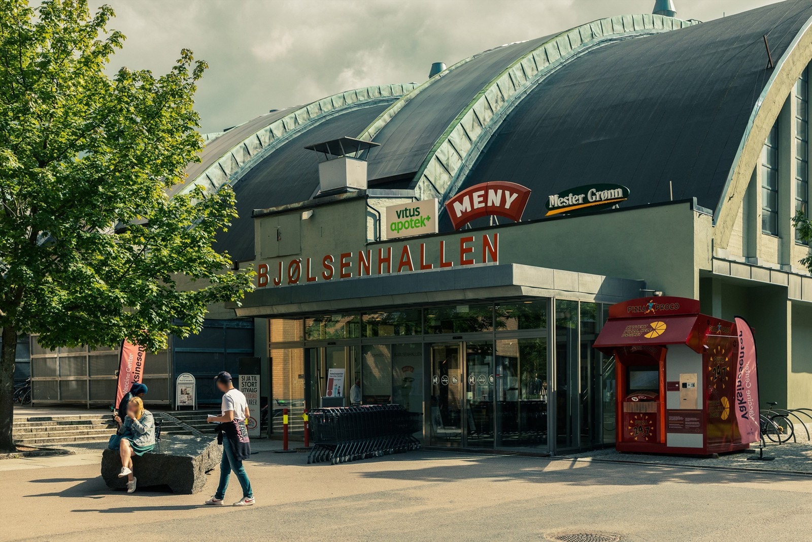 Bjølsenhallen ligger ca. 4 minutters gange fra boligen og inneholder blant annet en stor innendørs idrettshall, VitusApotek, Mester Grønn og Meny. Galleribilde