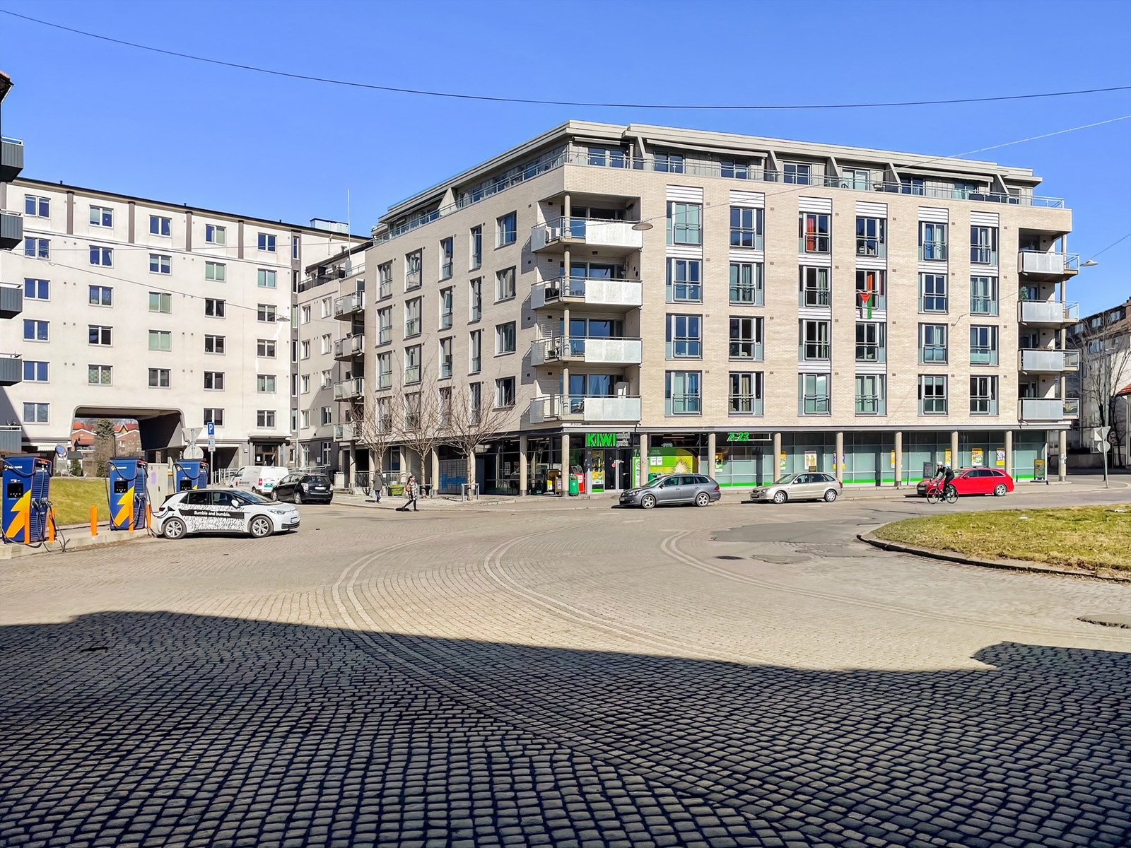 Dagligvarehandelen gjøres enkelt på Kiwi i samme bygg. Galleribilde