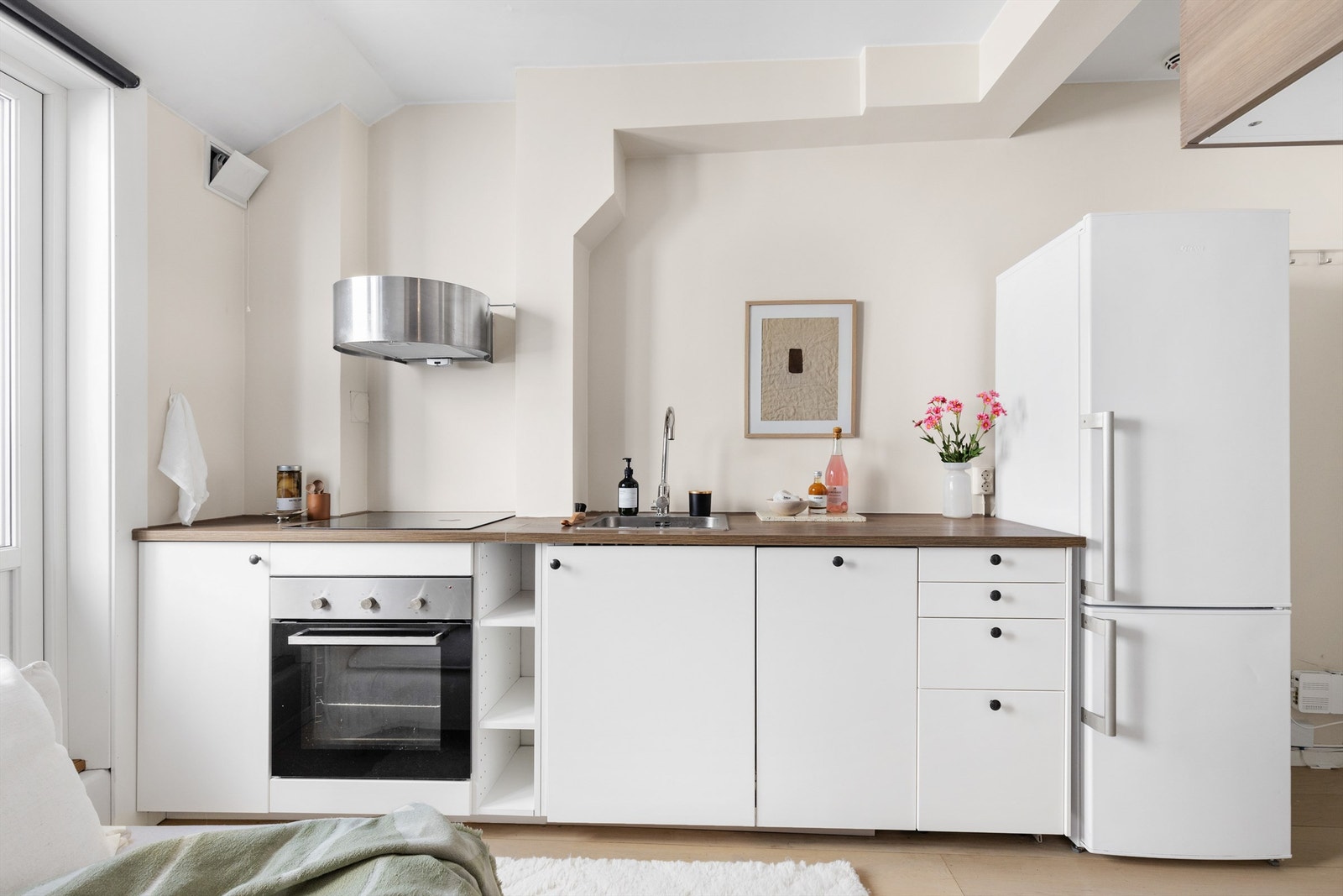 Kjøkkeninnredningen er tidløs og stilfull med glatte fronter og laminat benkeplate med nedfelt vask. Galleribilde