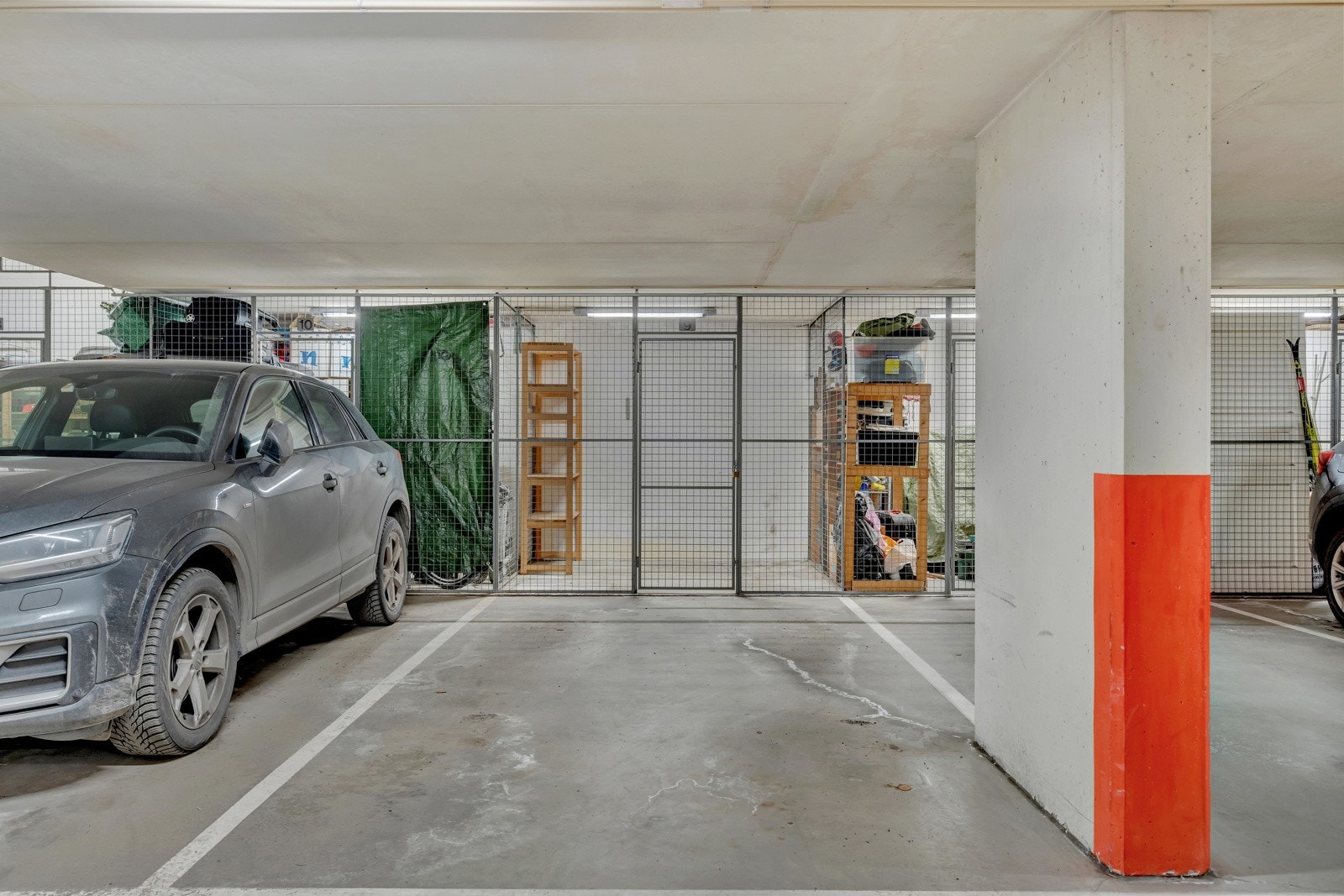 Fast garasjeplass med heistilgang. Bod i bakkant. Galleribilde