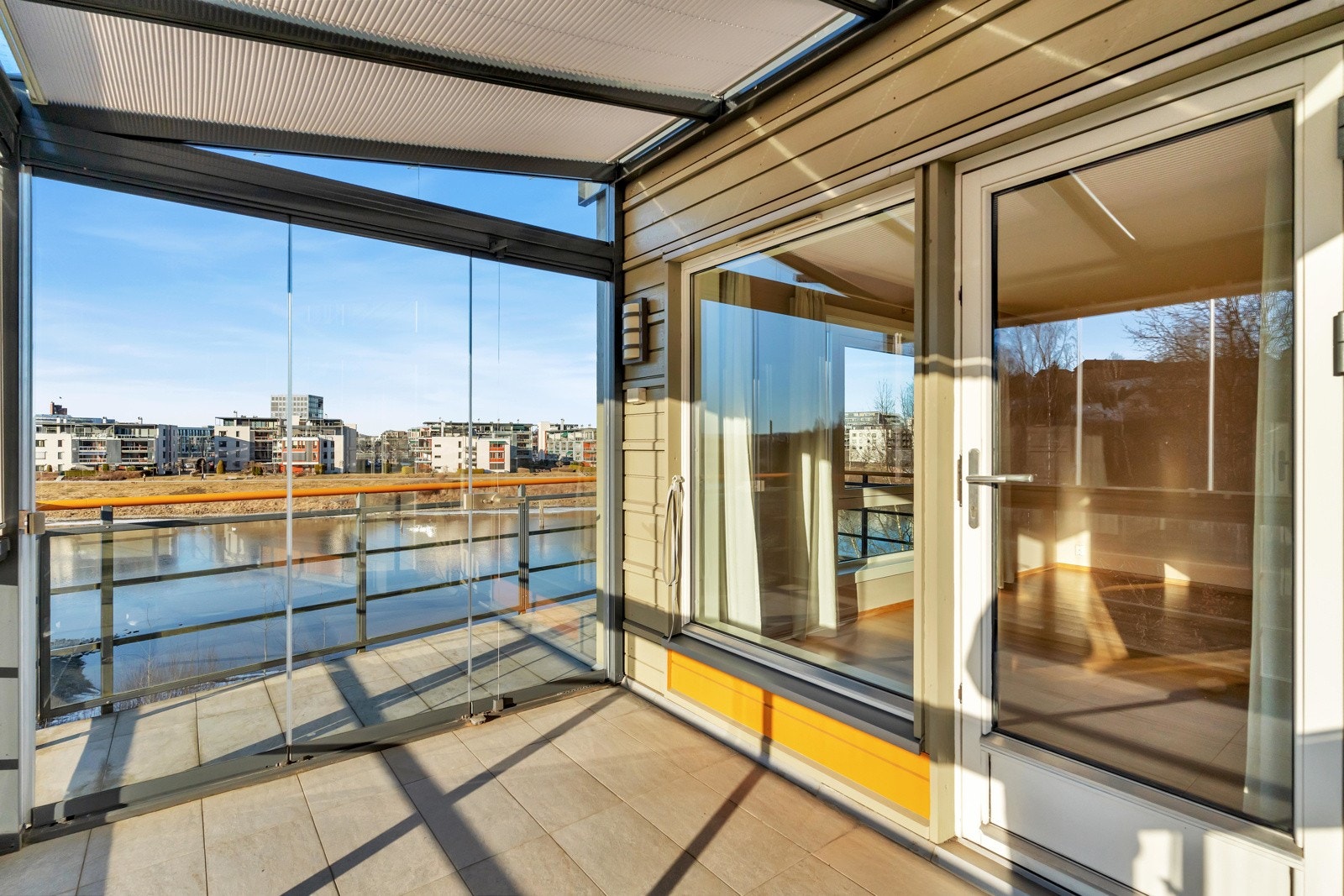 Utgang fra stuen. Ingen innsyn inn i leiligheten. Galleribilde