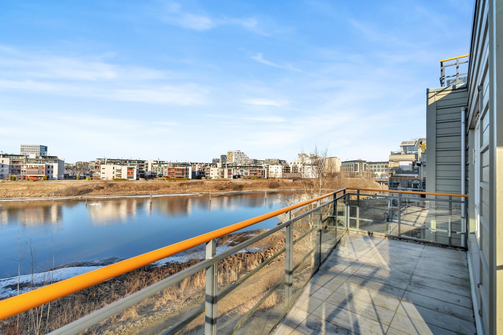 Utsikt fra egen balkong. Idyllisk og solrikt ved Nitelva. Galleribilde