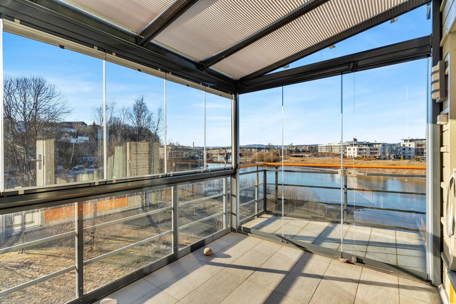 Innglasset del på ca. 6 m². Her kan man sitte ute selv når det regner. Galleribilde