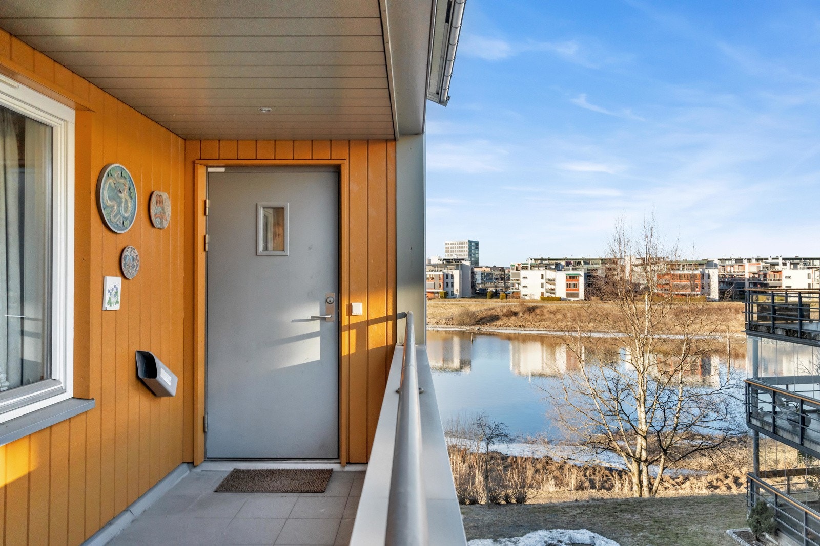 Adkomst via privat svalgang. Leiligheten ligger helt innerst i gangen, så her slipper du at folk går forbi vinduene dine. Galleribilde