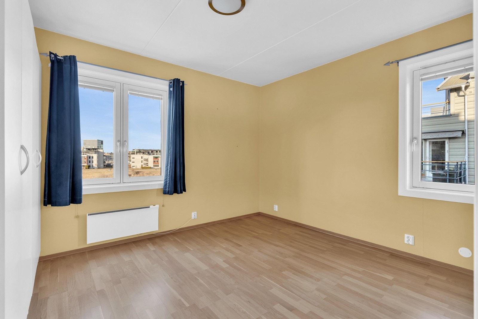 Soverom 2, også med medfølgende garderobeskap. Galleribilde