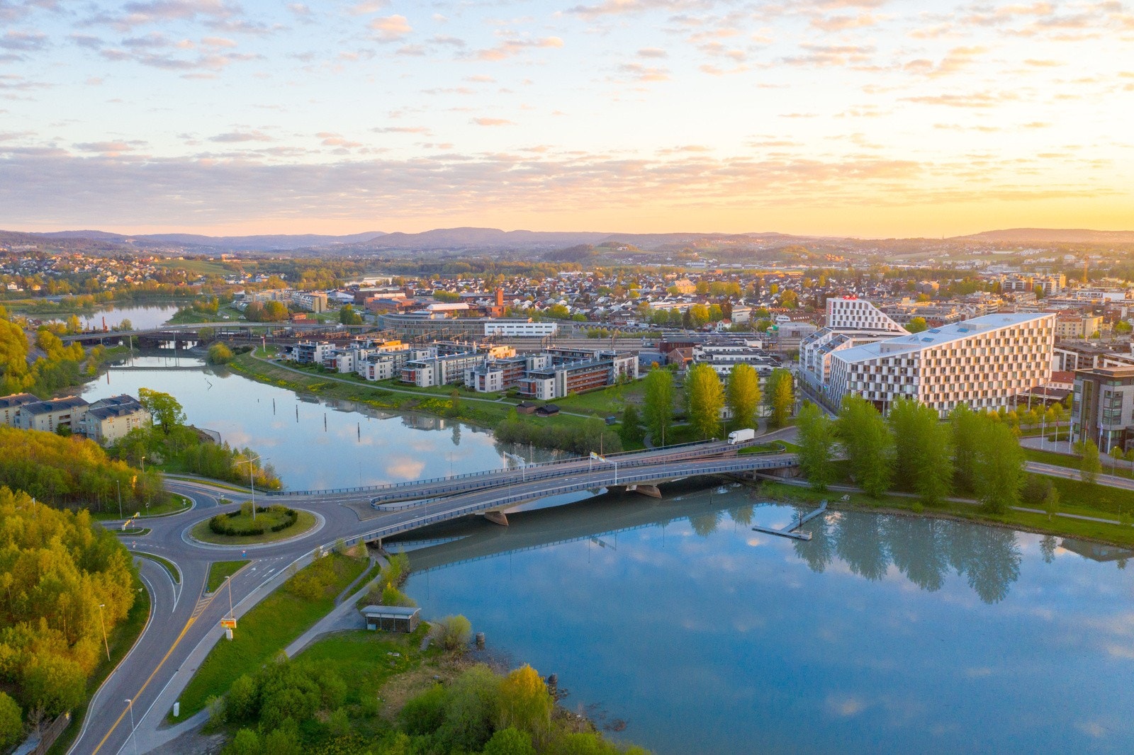 Leiligheten i Rudsberget ligger idyllisk til ved vannkanten av Nitelva med enkel adkomst inn til byen. Galleribilde