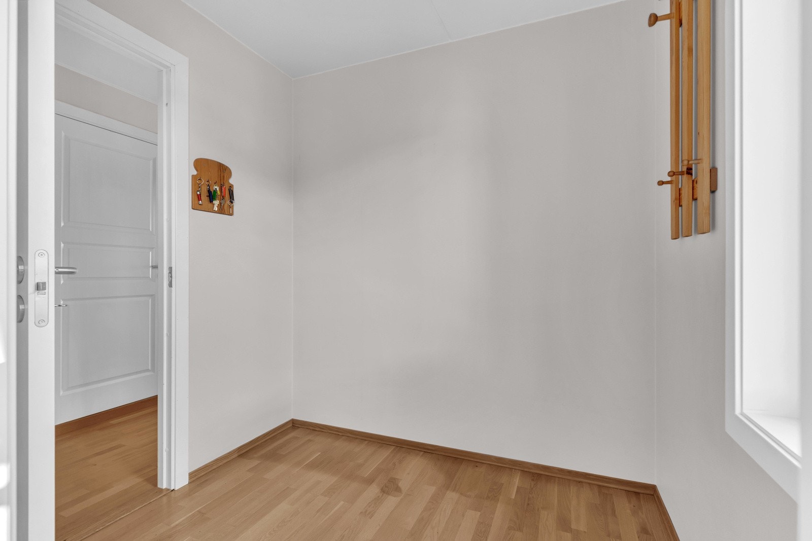 Entré med plass til skyvedørsgarderobe. Galleribilde